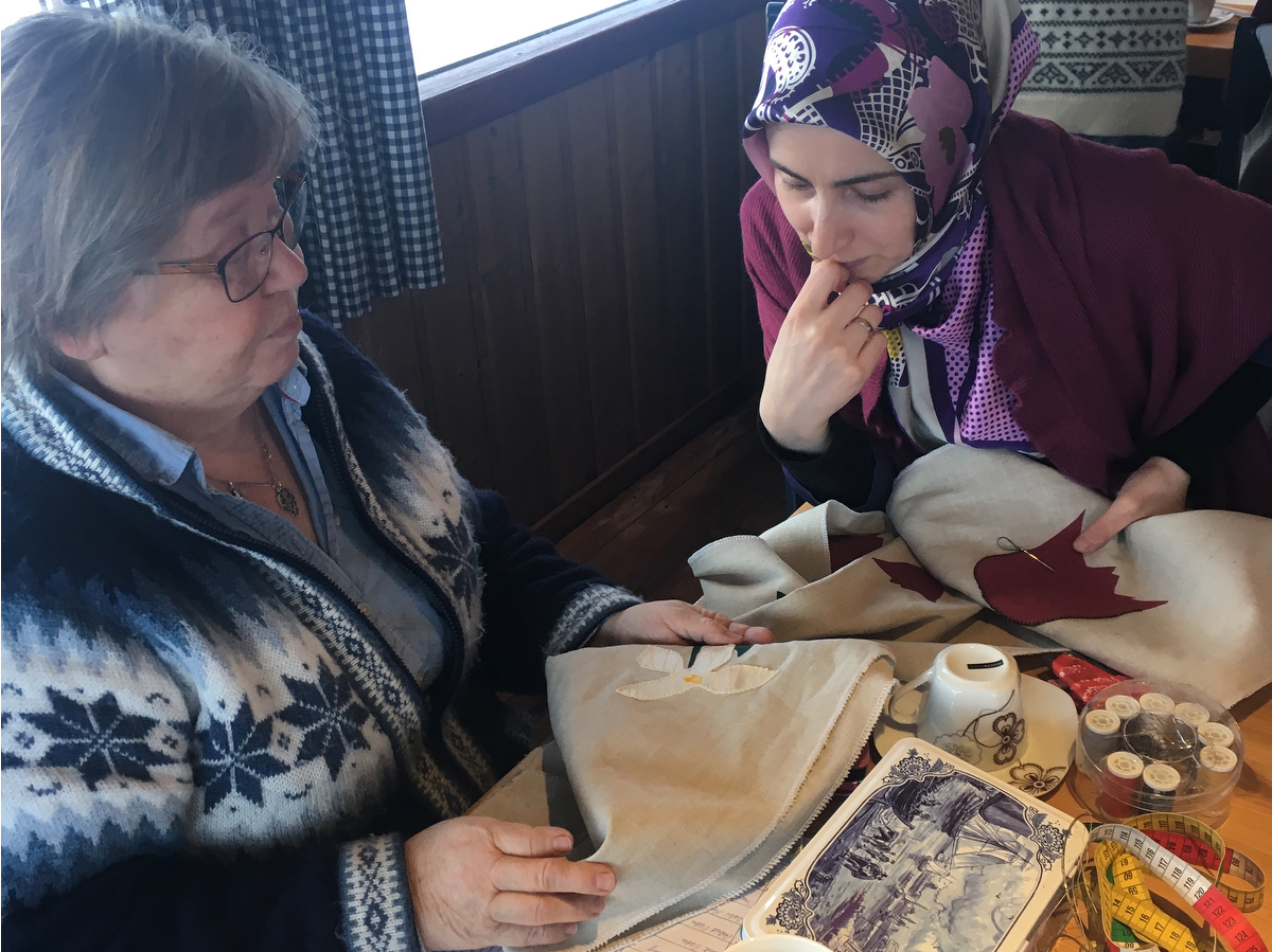 Kvar tysdag kjem ei drosje frå Vang mottakssenter til strikkekafeen på Haukåsen. Saman utvekslar «gamlegjengen» og dei nye teknikkar samstundes som dei småpratar, drikk kaffi  og et godt.