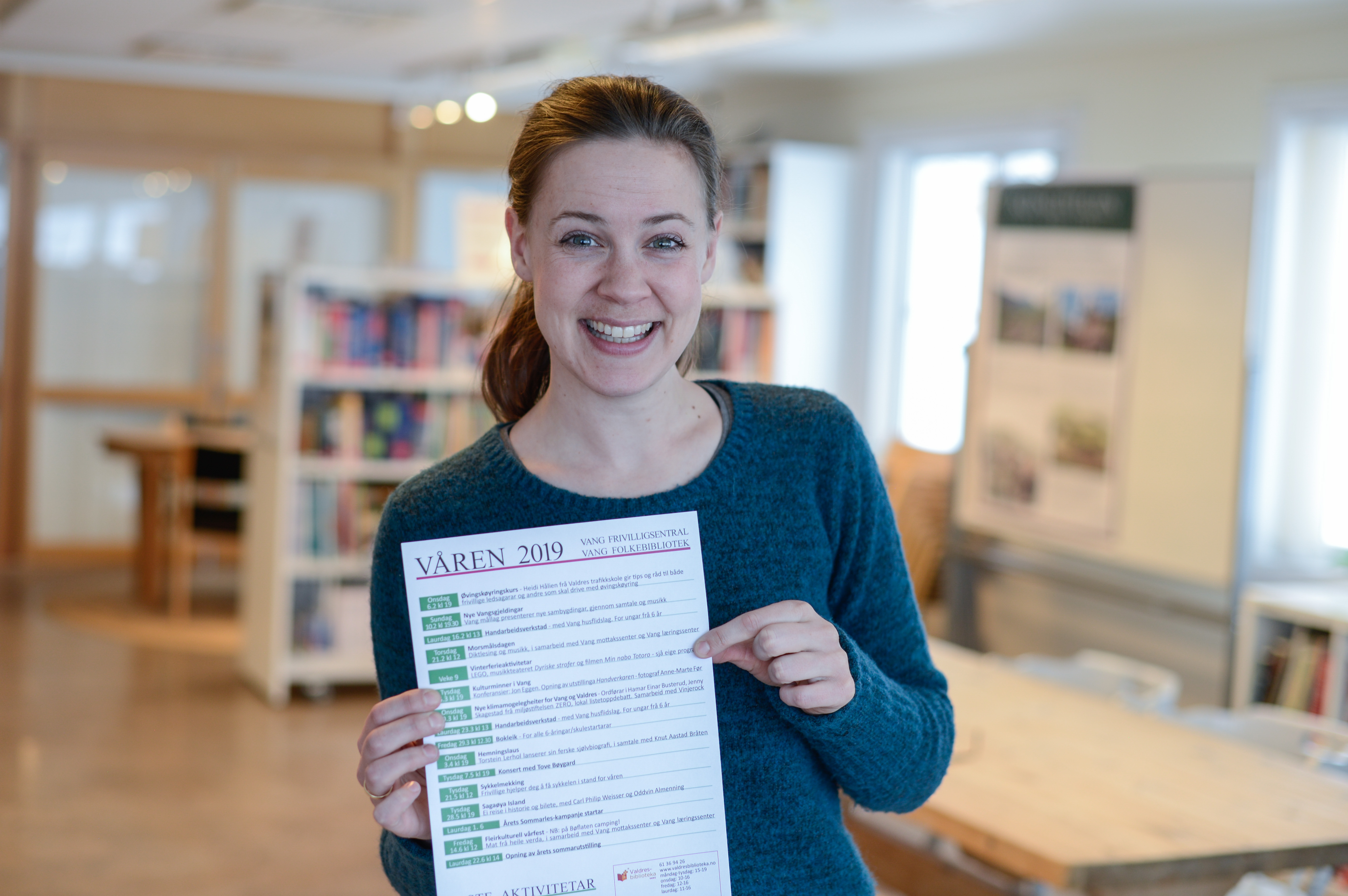 Marte Tangen på Frivilligsentralen er klar med vårprogrammet for bibliotek og frivilligsentral. Tett og godt!