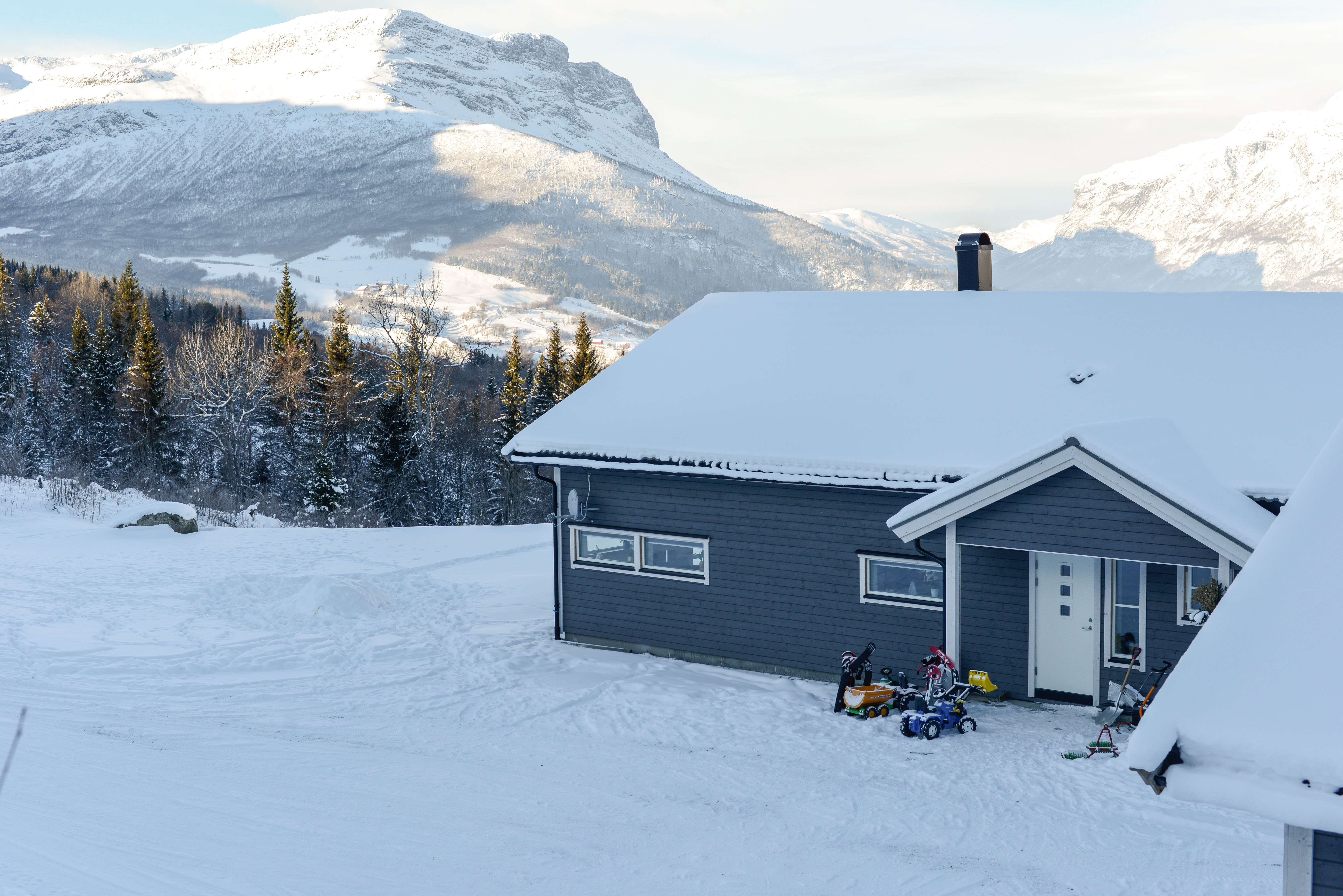 Dei tre initiativa for bustadutvikling i Vang sentrum er eit løft for bustadtilbodet i Vang. Her er fyrste hus ferdig i Krøsvølhaugadn.