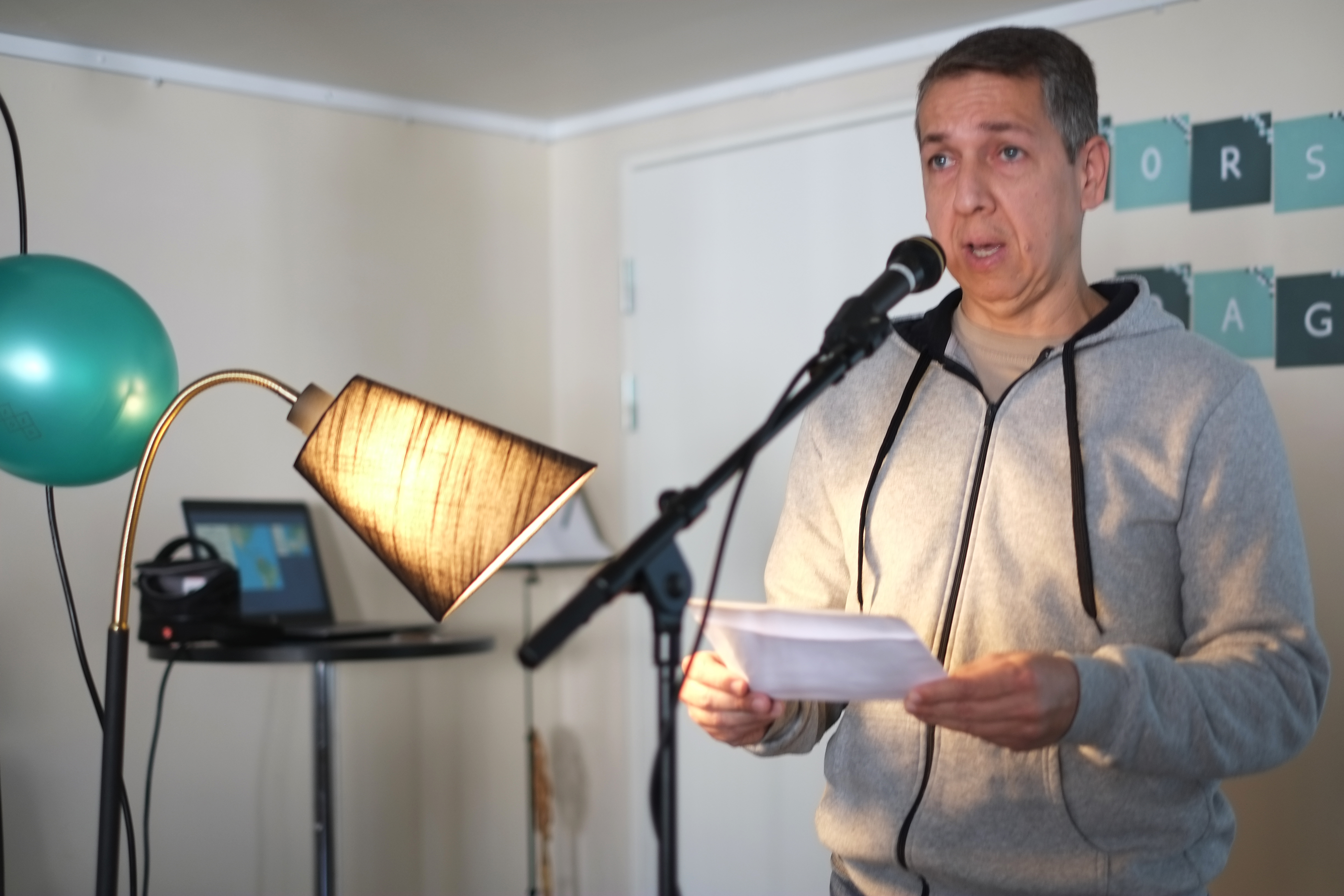 Yerson som las eit spansk kjærleiksdikt under fjorårets arrangement i Vang under morsmålsdagen.