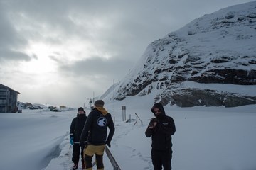 Representantar frå Ragnarok film var på synfaring i området i februar. Foto: Arne Vidar Stoltenberg