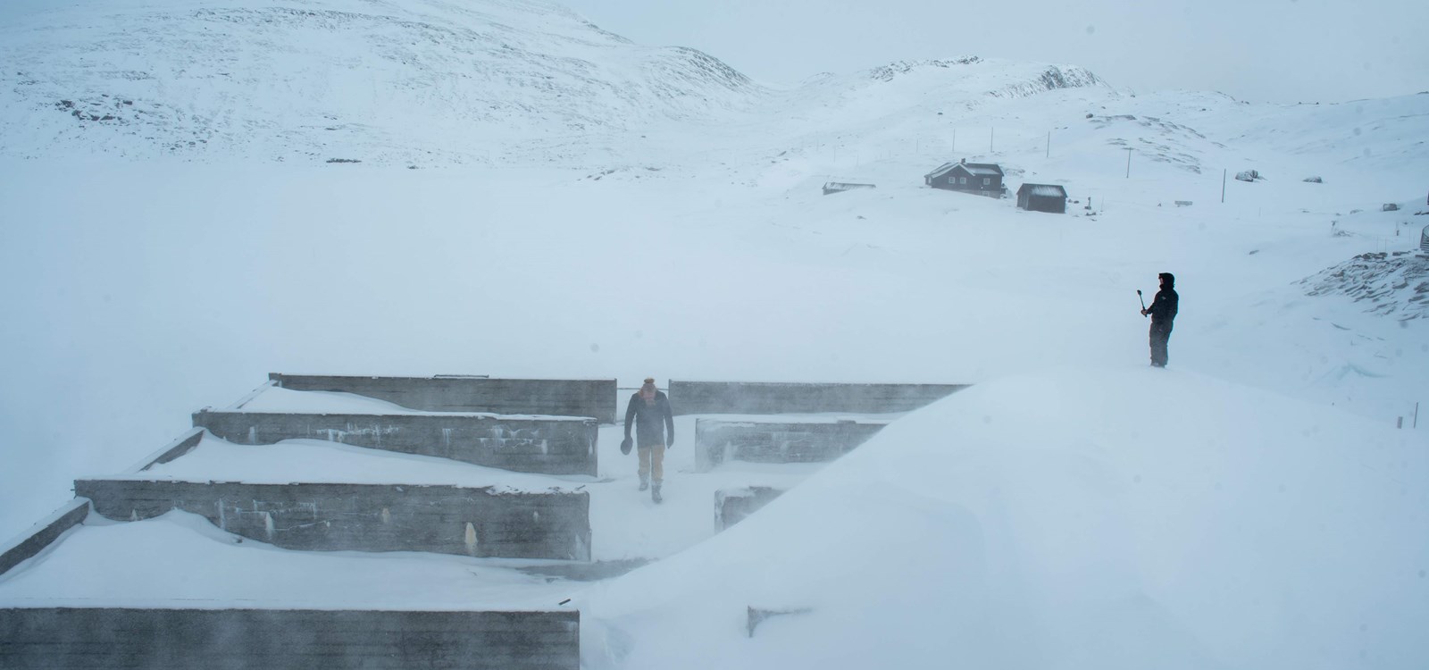Natur og bygningar ved Tyin vert viktige i innspelinga av Kalandra sin musikkvideo «Waiting game». Foto: Arne Vidar Stoltenberg