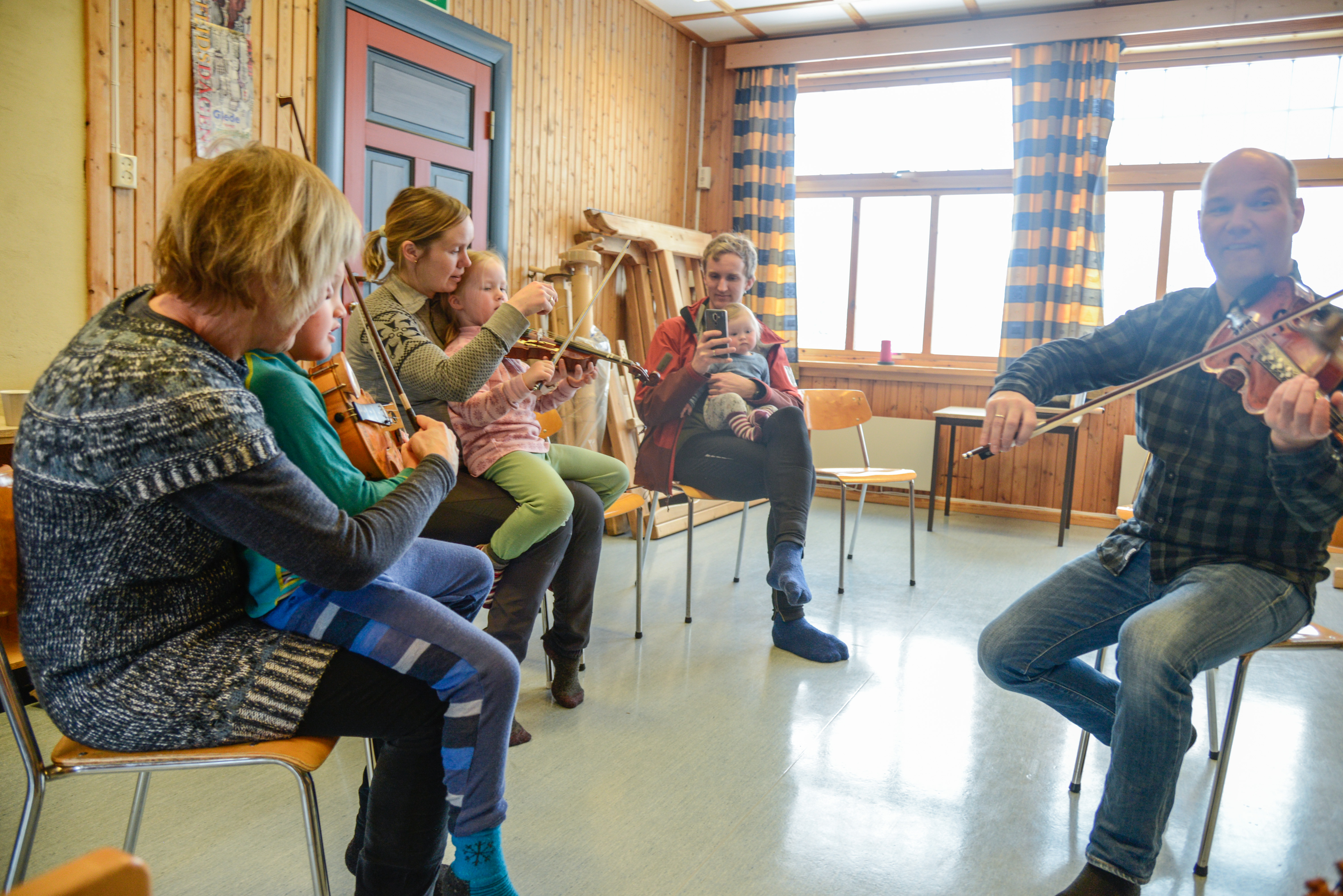 Gjennom instrumentsamarbeid med Valdreskvelven spel- og dansarlag satsar kulturskulen i Vang ekstra på langeleik og hardingfele det komande året.