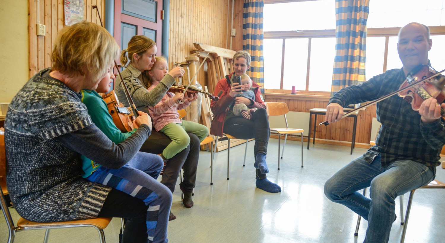 Gjennom instrumentsamarbeid med Valdreskvelven spel- og dansarlag satsar kulturskulen i Vang ekstra på langeleik og hardingfele det komande året.