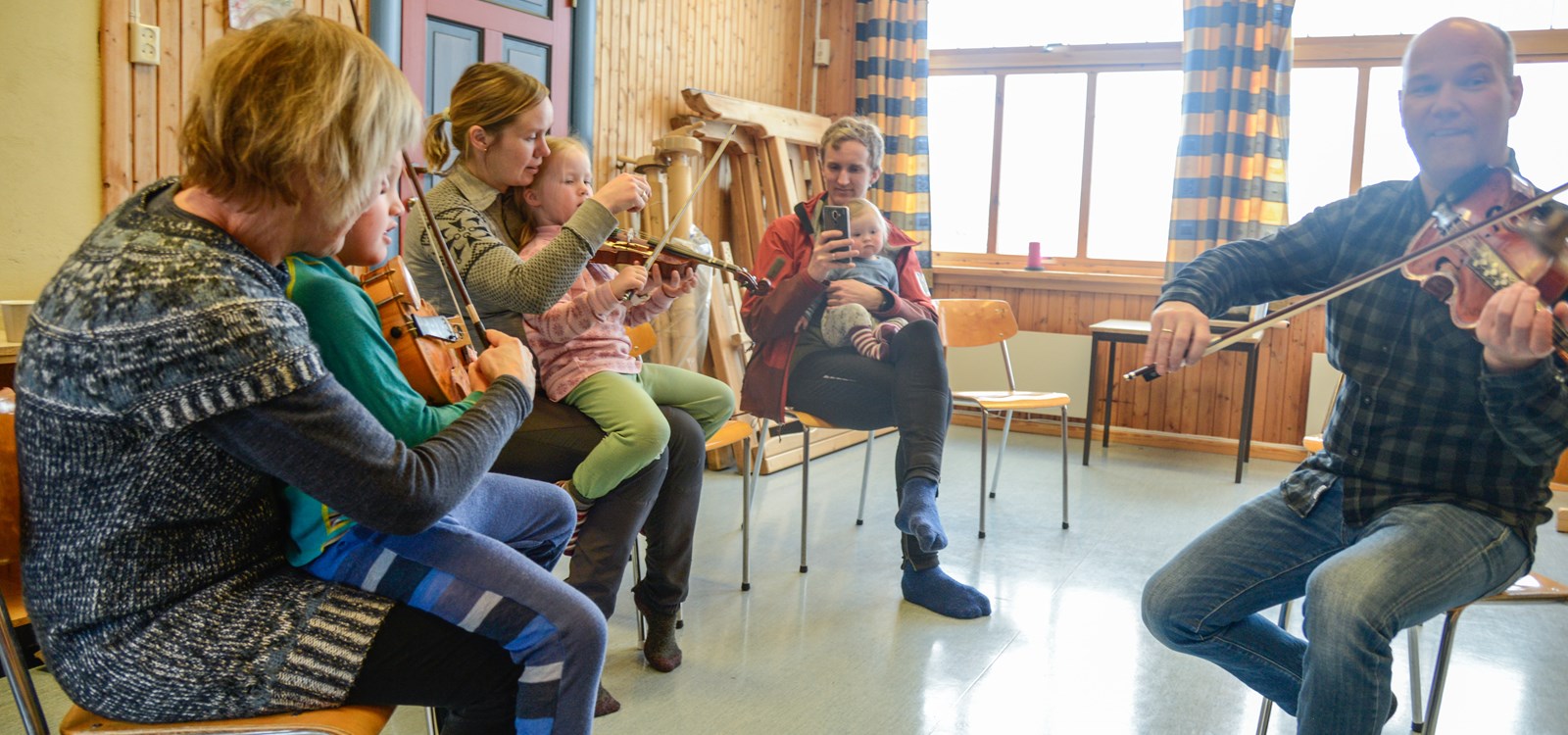 Gjennom instrumentsamarbeid med Valdreskvelven spel- og dansarlag satsar kulturskulen i Vang ekstra på langeleik og hardingfele det komande året.