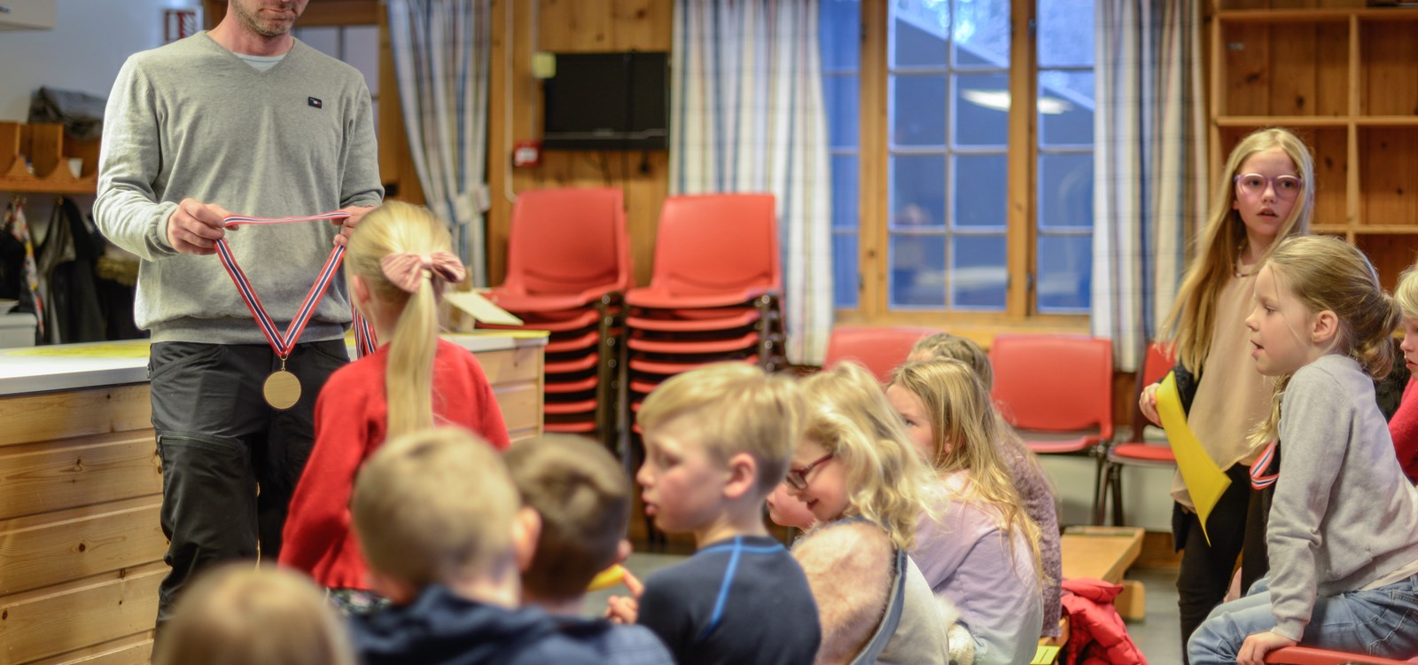 Harald Skar i skigruppa deler ut premie til alle ungar og ungdom.