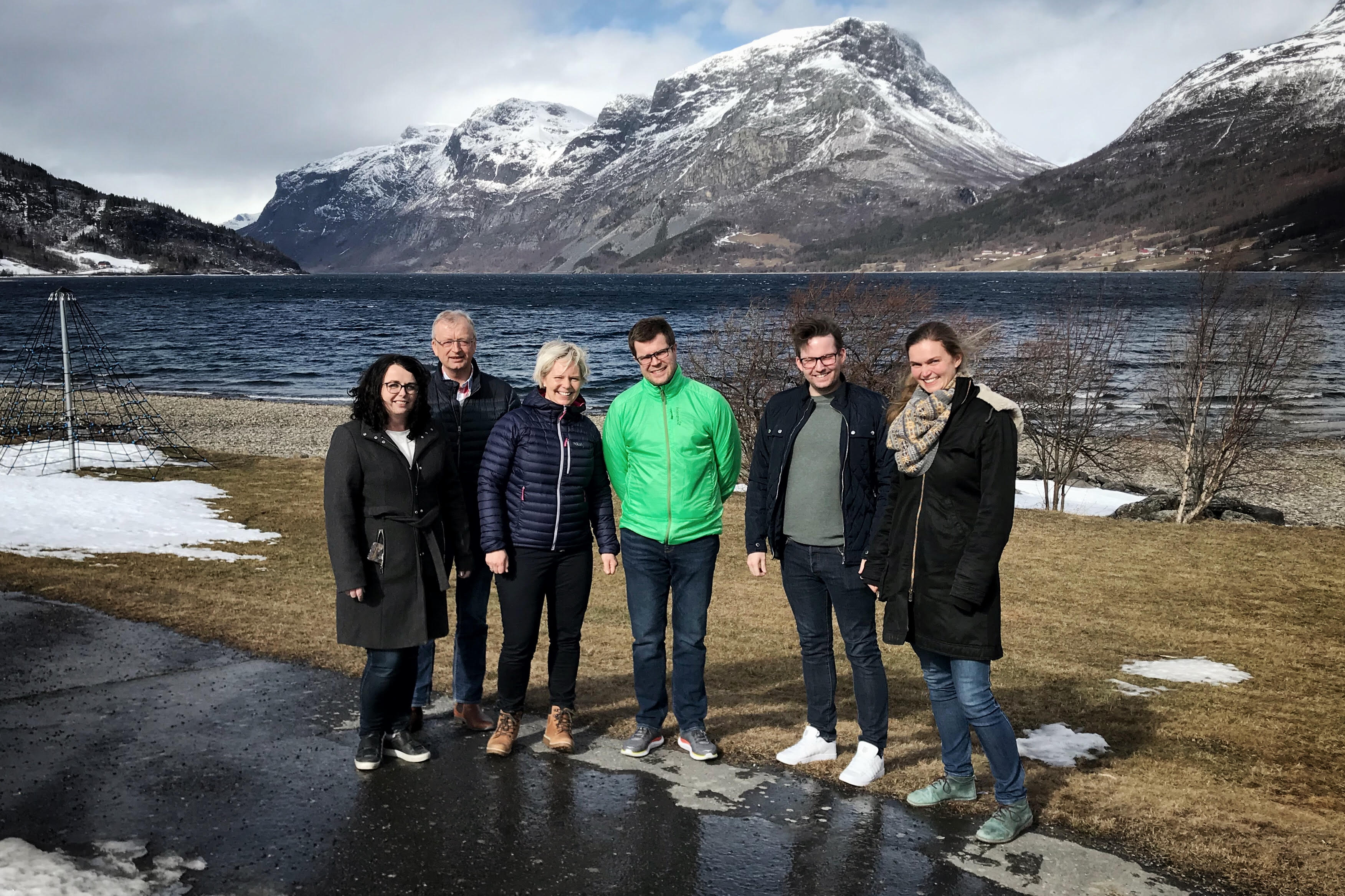 Inspektør ved Vang barne- og ungdomsskule (VBU), Agata Gniewek Bøe (f.v.), næringsutviklar i Innovangsjon, Dag Inge Bruflot, rådgjevar ved VBU, Merete Bjørgo, rektor ved VBU, Tor Nordaas, rektor VBU, oppvekst-, kultur- og integreringssjef i Vang kommune, Tommy-René Stordal, og rådgjevar hos Ungt Entreprenørskap Oppland, Inger Toril Holte Breien. Foto: Ungt Entreprenørskap Oppland