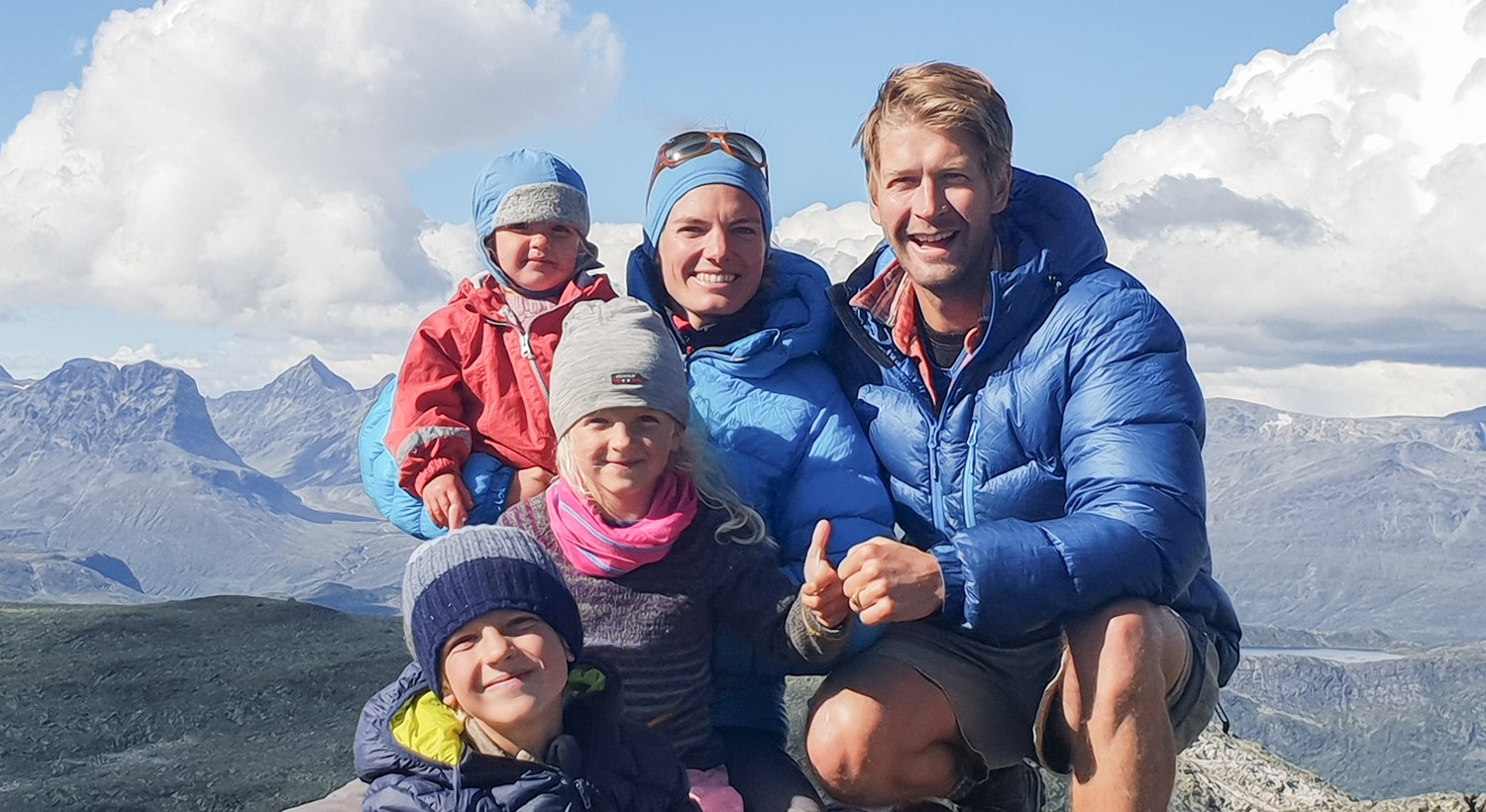 Erlend Haaverstad er ny rådmann i Vang. Her er han i lag med kona Mina og ungane Peter, Signe og Astrid på Mugnetind førre sommaren.