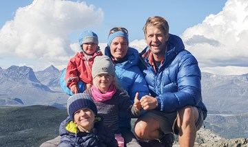 Erlend Haaverstad er ny rådmann i Vang. Her er han i lag med kona Mina og ungane Peter, Signe og Astrid på Mugnetind førre sommaren.