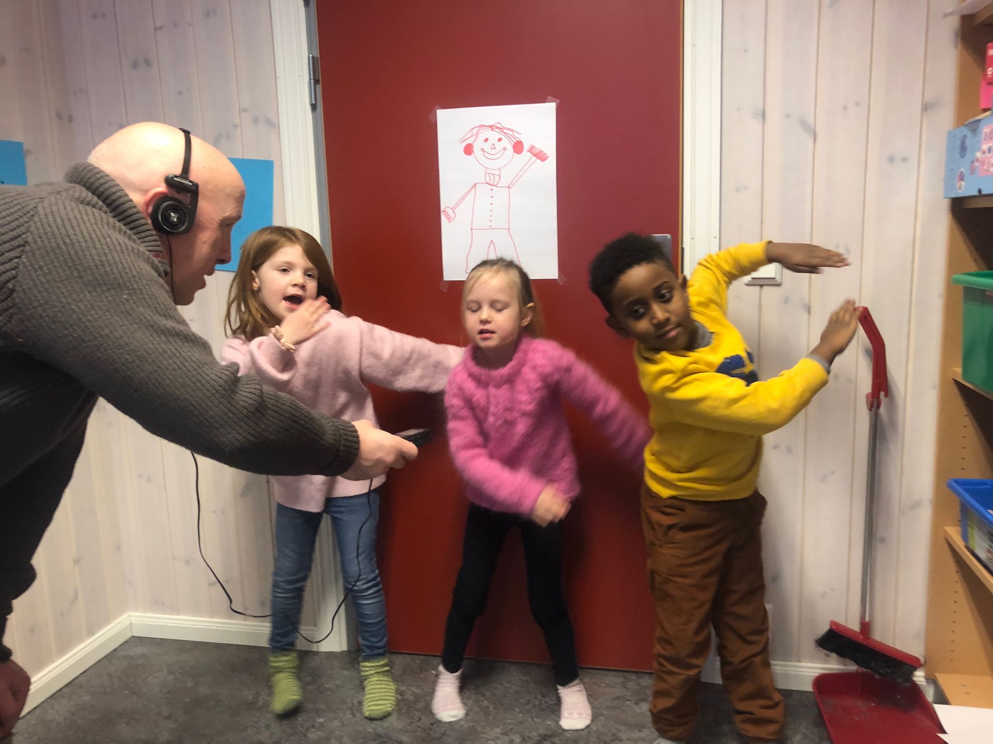 Journalist Asle Hella frå NRK intervjua Karoline, Sigrid Hillevi og Nazrawi om Vesle-Vinje, musikk og dansing.