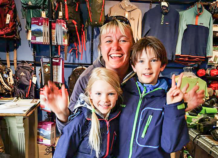 Cecilie Leganger dukka opp på Intersport Filefjell i vinter og etter ein god handballprat enda det opp med at ho tek turen til Vang og handballskule i slutten av juni. Foto: Yvonne Mæland Solemsli