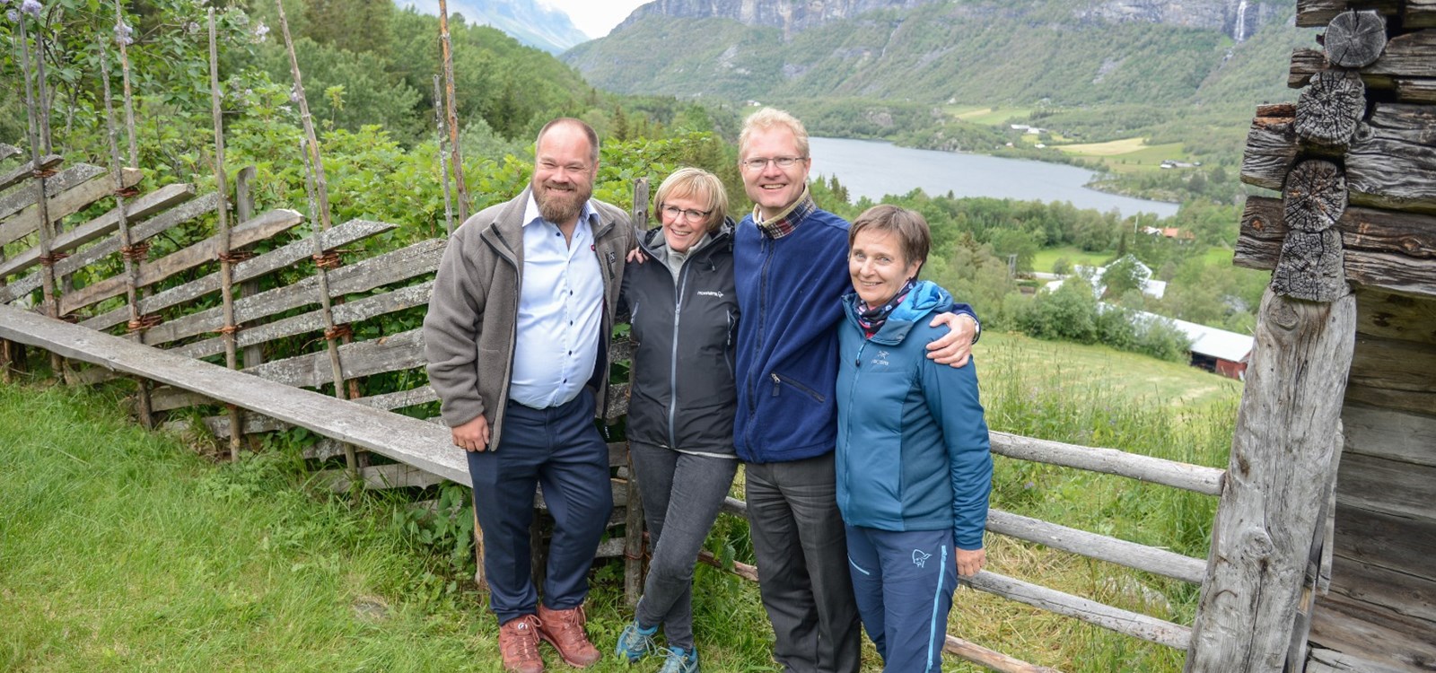 Frp-politikarane Tor André Johnsen og Truls Gihlemoen saman med Tone Lajord og Bjørg Olimb i aksjonsgruppa for Kvamskleiva.
