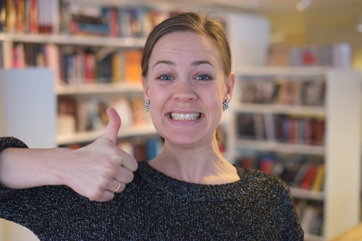 Marte Tangen på Frivilligsentralen er klar med haustprogrammet for bibliotek og frivilligsentral.