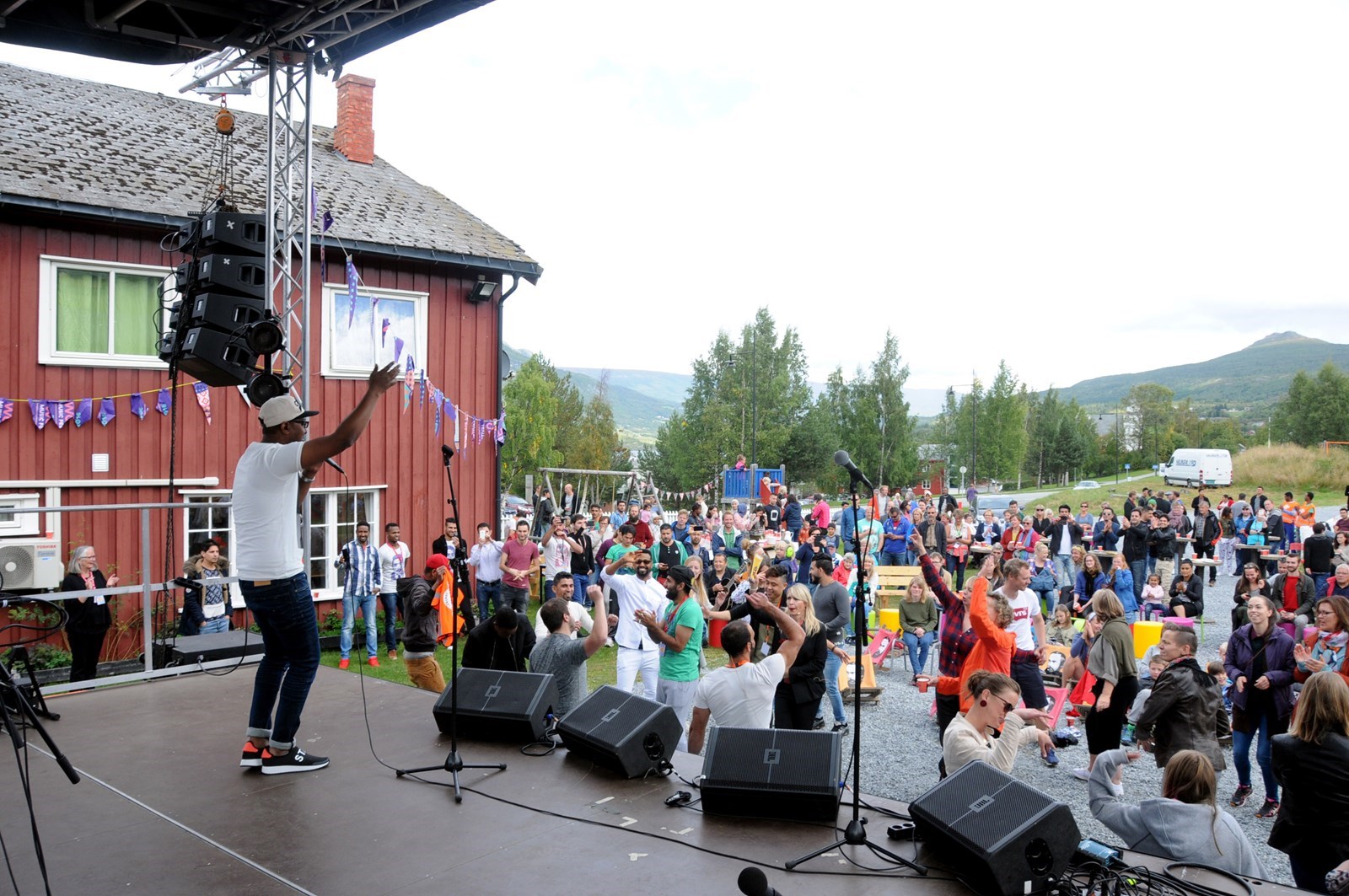 Bebuarane på Vang mottakssenter opnar dørene for heile bygda og store artistar no på laurdag.