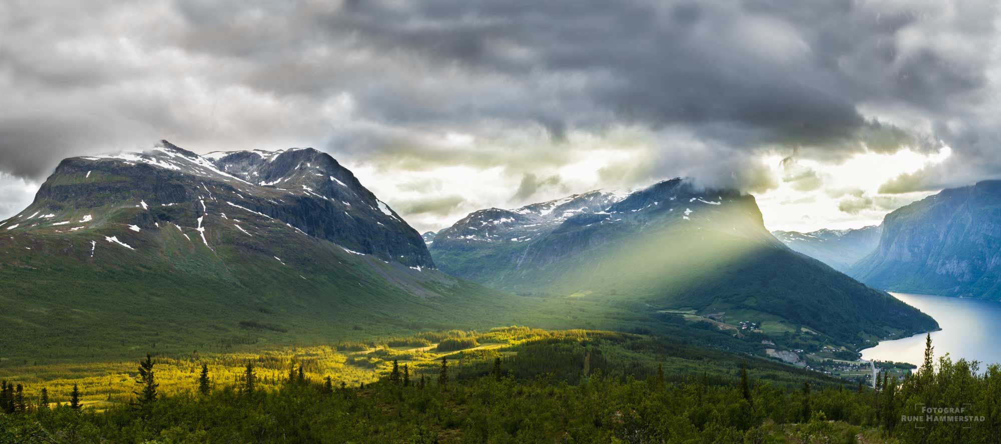 Sola leikar seg med naturen i Vang. Foto: Rune Hammerstad