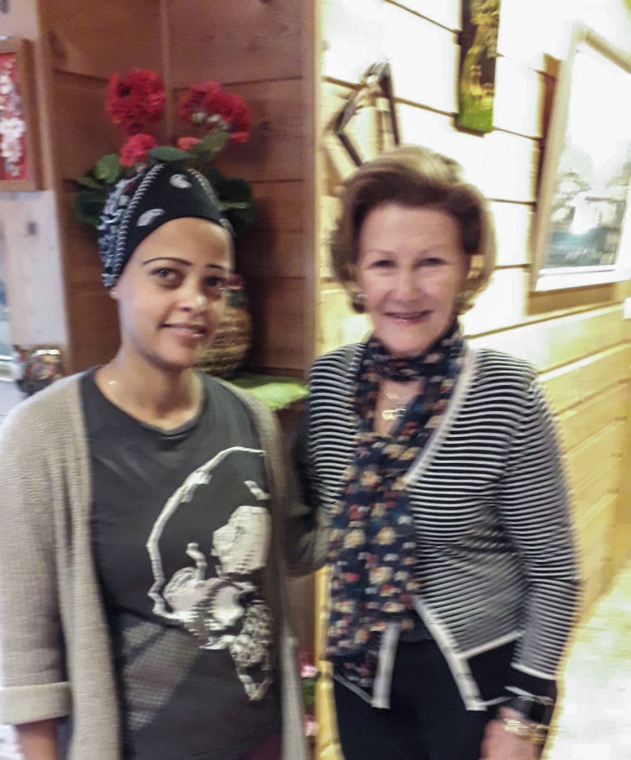 Dronning Sonja var ute i privat ærend i lag med venner då ho stoppa på Saras kafe i Ryfoss.