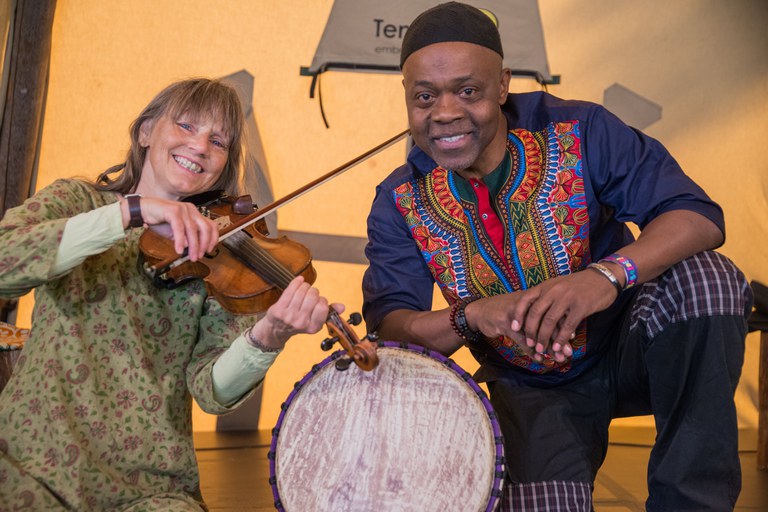 Fredag 4. oktober kl. 14 kjem Hege Rimestad og Raymond Sereba med musikkteateret Den gamle konen og krokodillen.