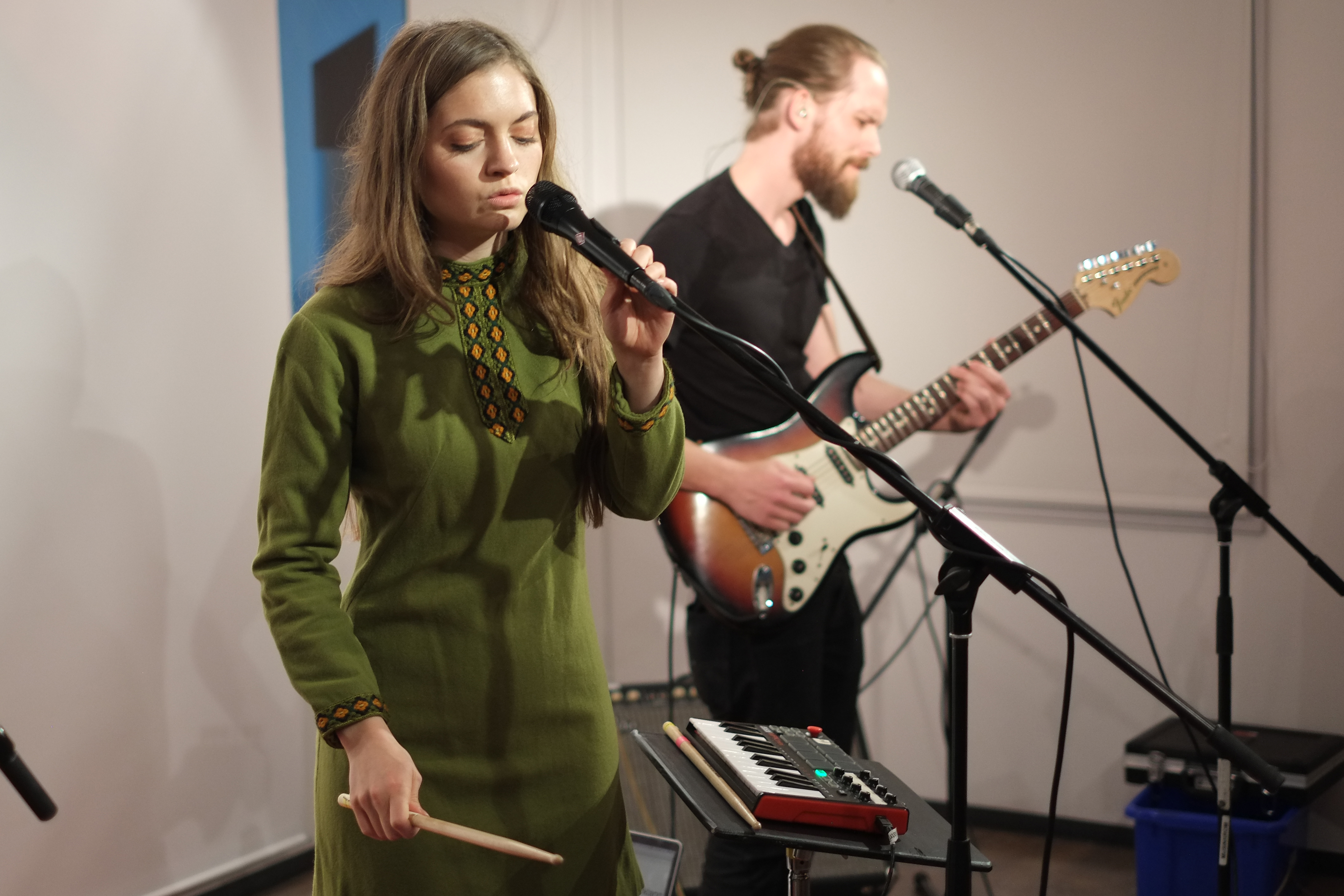 Katrine Ødegård Stenbekk og Jogeir Daae Mæland frå Kalandra under konserten på Vang folkbebibliotek. Foto: Marte Tangen