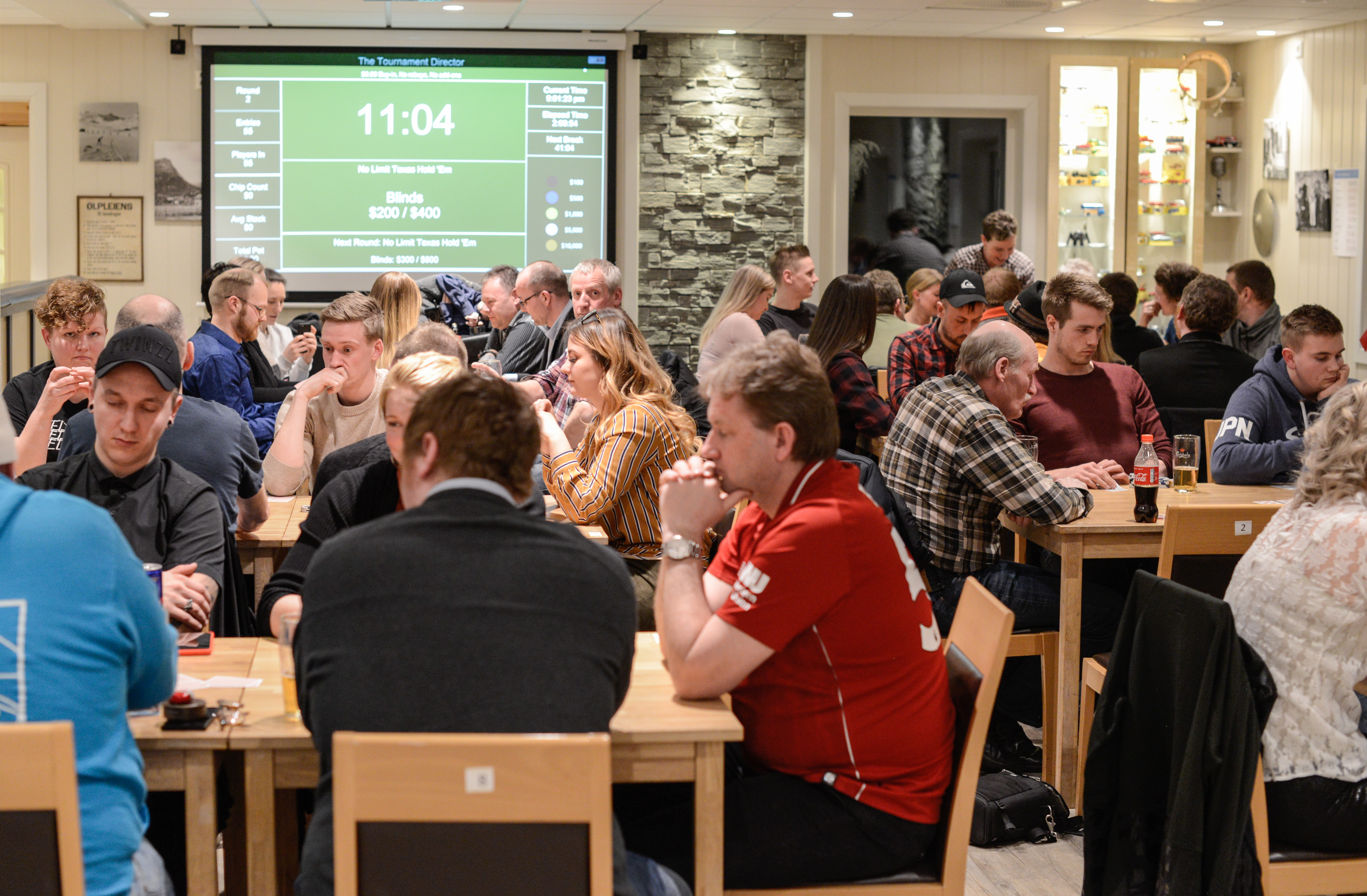 Det var fullt hus under førre runde med «koseleg fredagspoker». No er det klart for VM!