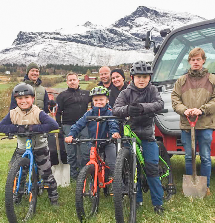 Her er gjengen bak «Makkenparken» som inviterar til informasjonsmøte onsdag - og mykje trivelig dugnadsarbeid fram mot ferdig park.
