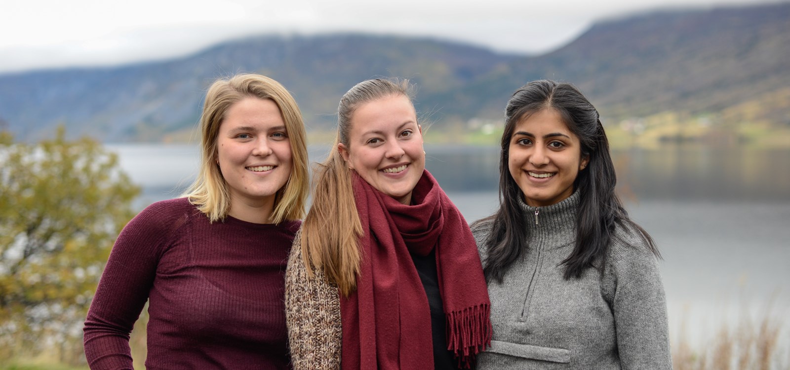 Celina Michaelsen Schmidt, Miriam Pettersen og Simran Kaur er i Vang og jobbar med ei oppgåve knytt til arkitekturstudiet ved NTNU i Trondheim