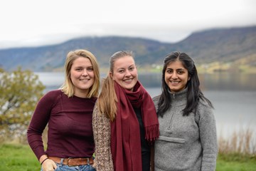 Celina Michaelsen Schmidt, Miriam Pettersen og Simran Kaur er i Vang og jobbar med ei oppgåve knytt til arkitekturstudiet ved NTNU i Trondheim