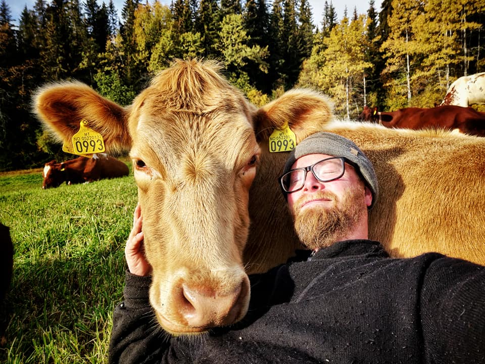 Bjørn Nylander har kjøpt gard med mjølkekyr i Høresbygde og støling ved Bygdin i Jotunheimen. Korleis er det å ta over ein gard i full drift? Korleis klare balansegangen mellom investeringar, økonomi? Bjørn bidreg både på dag- og kveldstid under arrangementet.