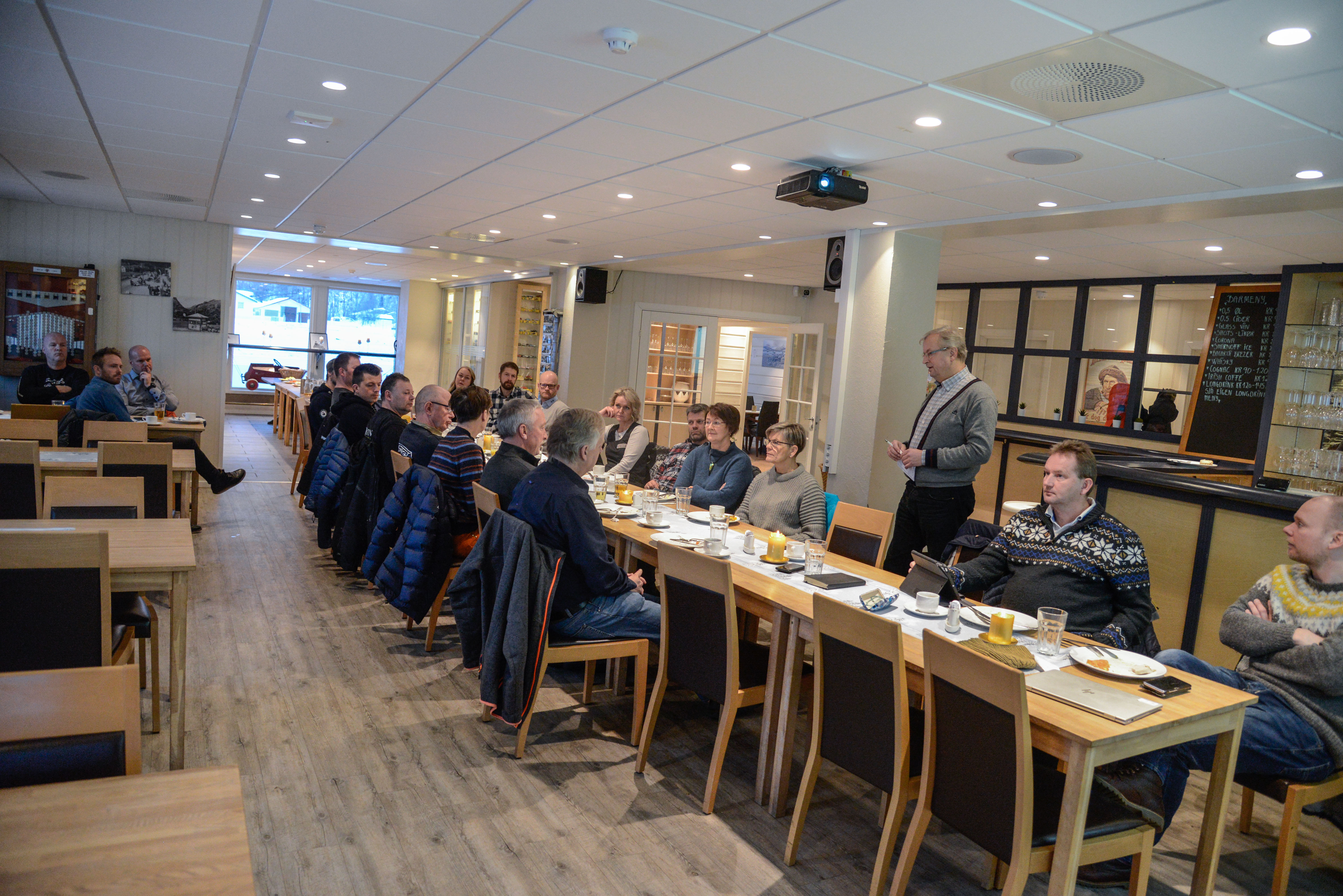 Næringsutviklar i Innovangsjon, Dag Inge Bruflot, er vertskap for næringsfrukosten i Vang.