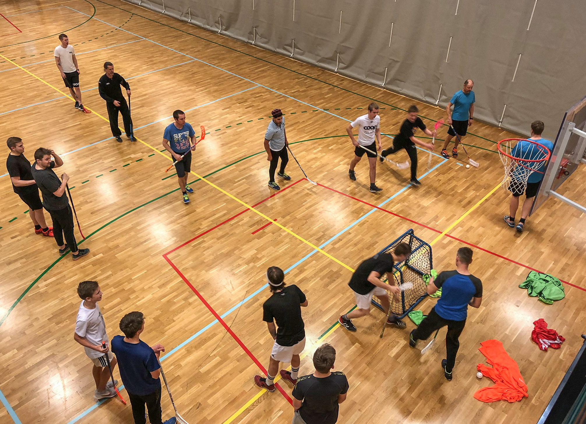 Vang innebandy har heilt uformelle treningar tysdagar frå klokka åtte i Vangshallen.