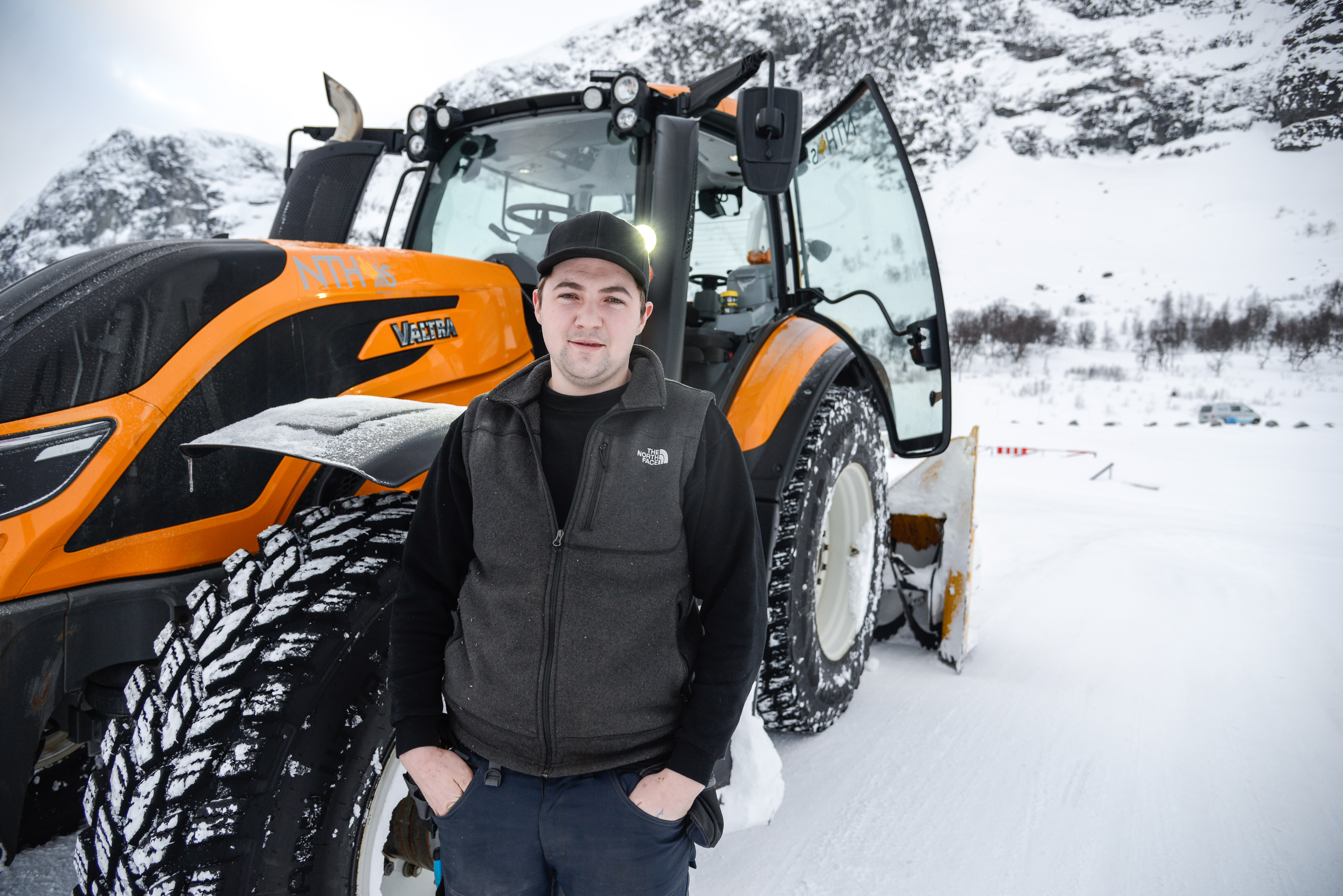 Vemund Hermunstad frå Øye tilbyr servicetenester til hyttemarknaden gjennom selskapet Hermunstads snø- og hytteservice.