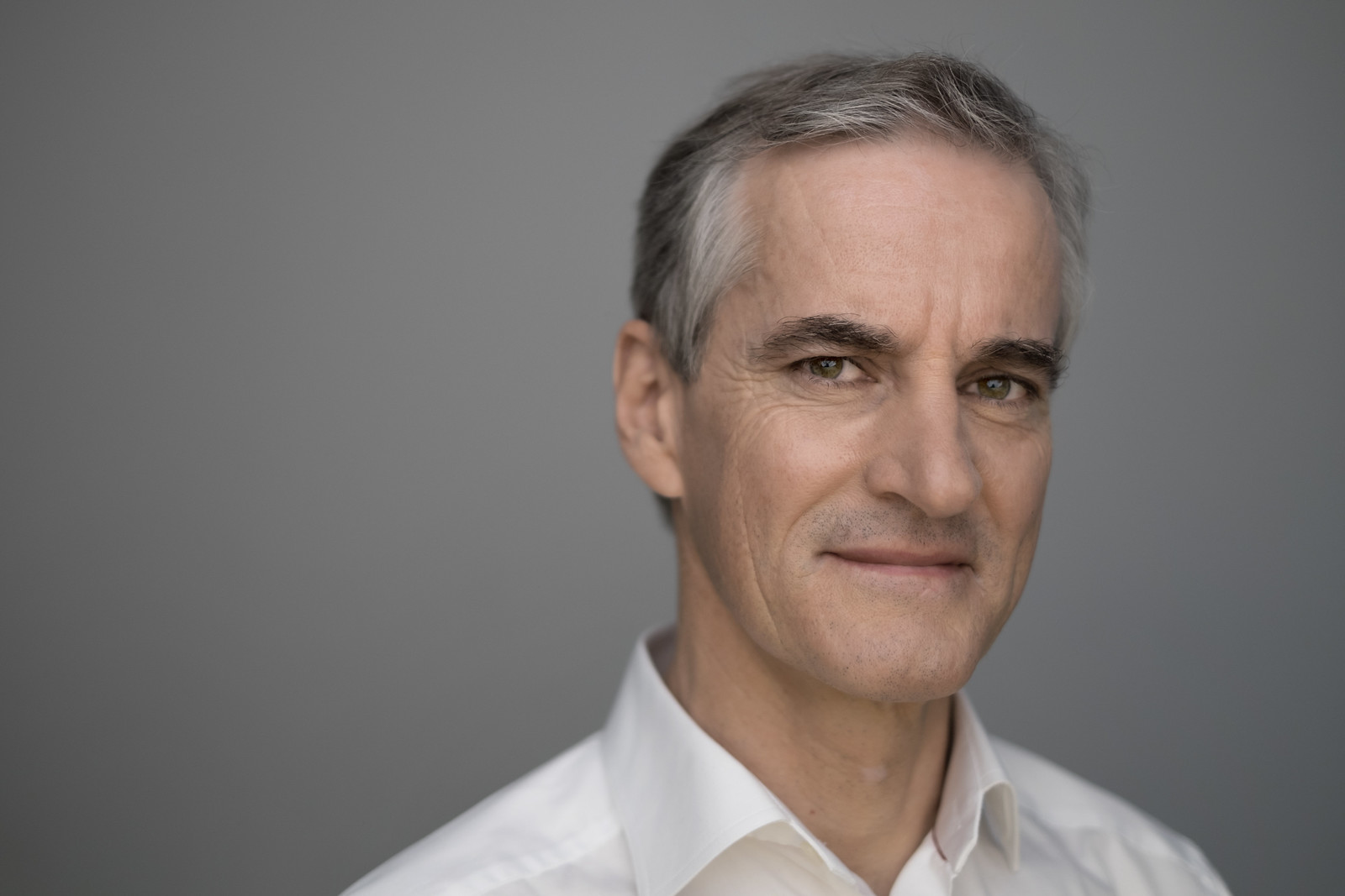 AP-leiar Jonas Gahr Støre kjem til Vang og Mjøsvang kafe sundag.