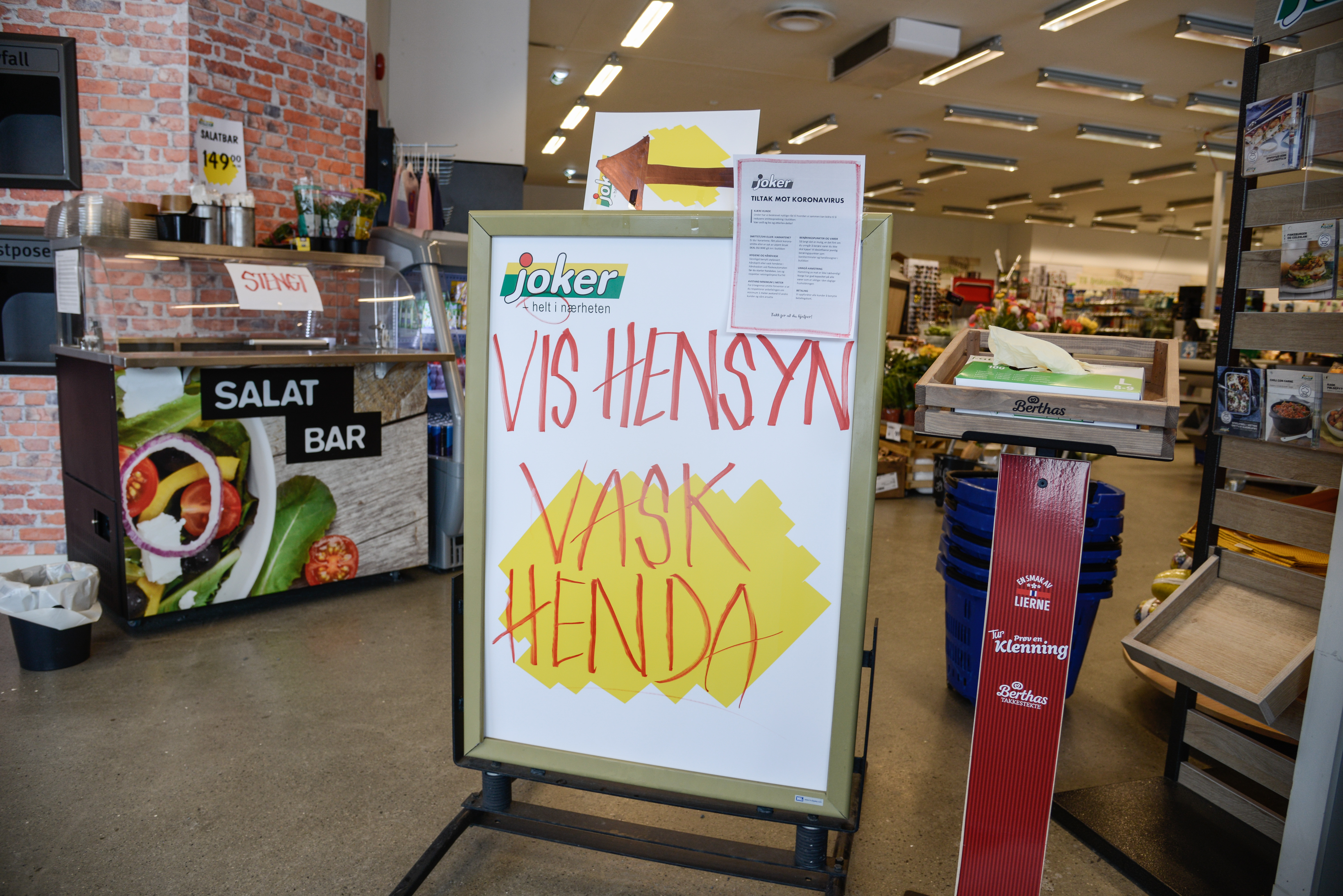 Med fleire smitteverntiltak og stor omsetning har det vore travelt for matbutikkane i Vang. Mange andre har fått heilt stopp i omsetninga.