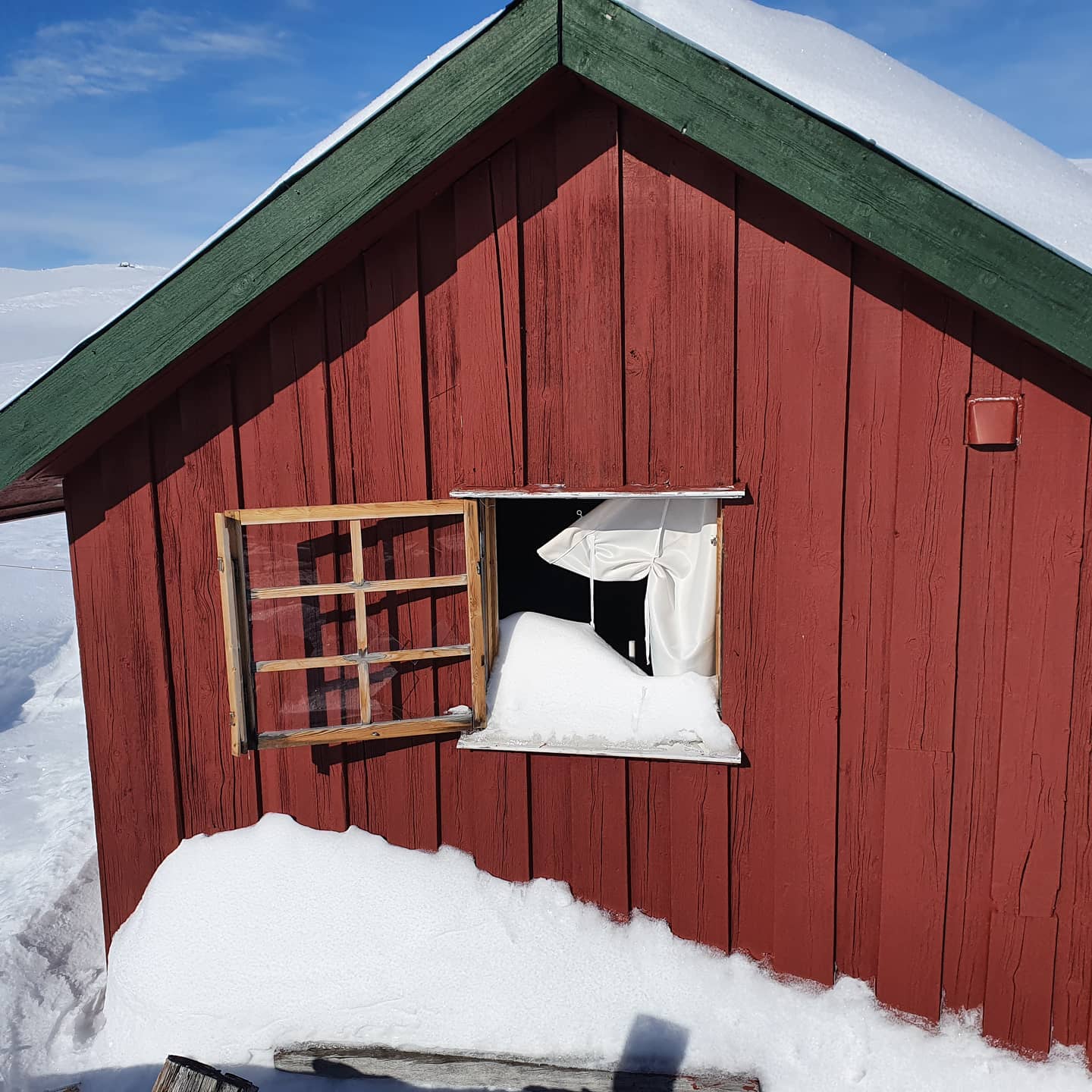 Takmåking, ettersyn, brøyting, vedlevering og ulike vedlikehaldsoppgåver fiksar vaktmeister- og hytteservicebedriftene i Vang tilbyr. Foto: Tyin hytteservice AS