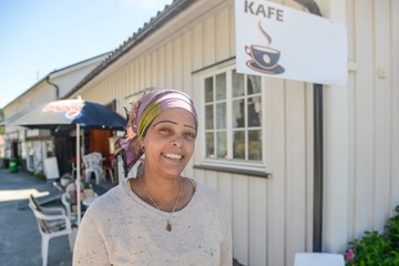 Sara er i gang med matlaging att og tilbyr heimkøyring av mat får kafeen sin i Ryfoss.
