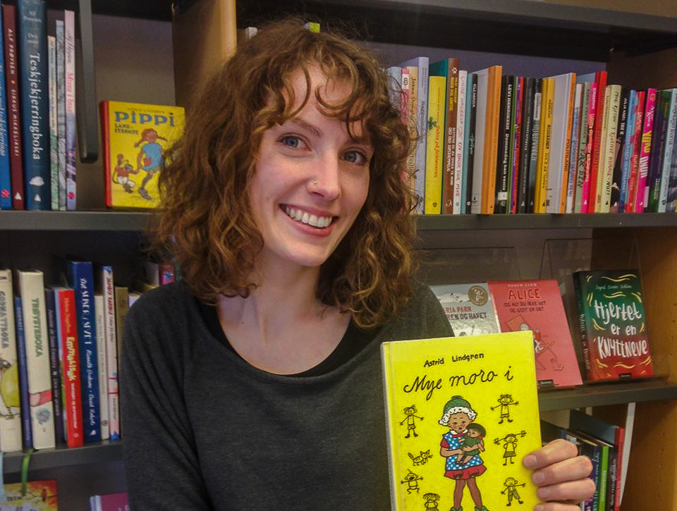 Juliana Bonin ved Vang folkebibliotek ynskjer innspel til kva dei skal fylle på med av bøker i Bookbites-appen.