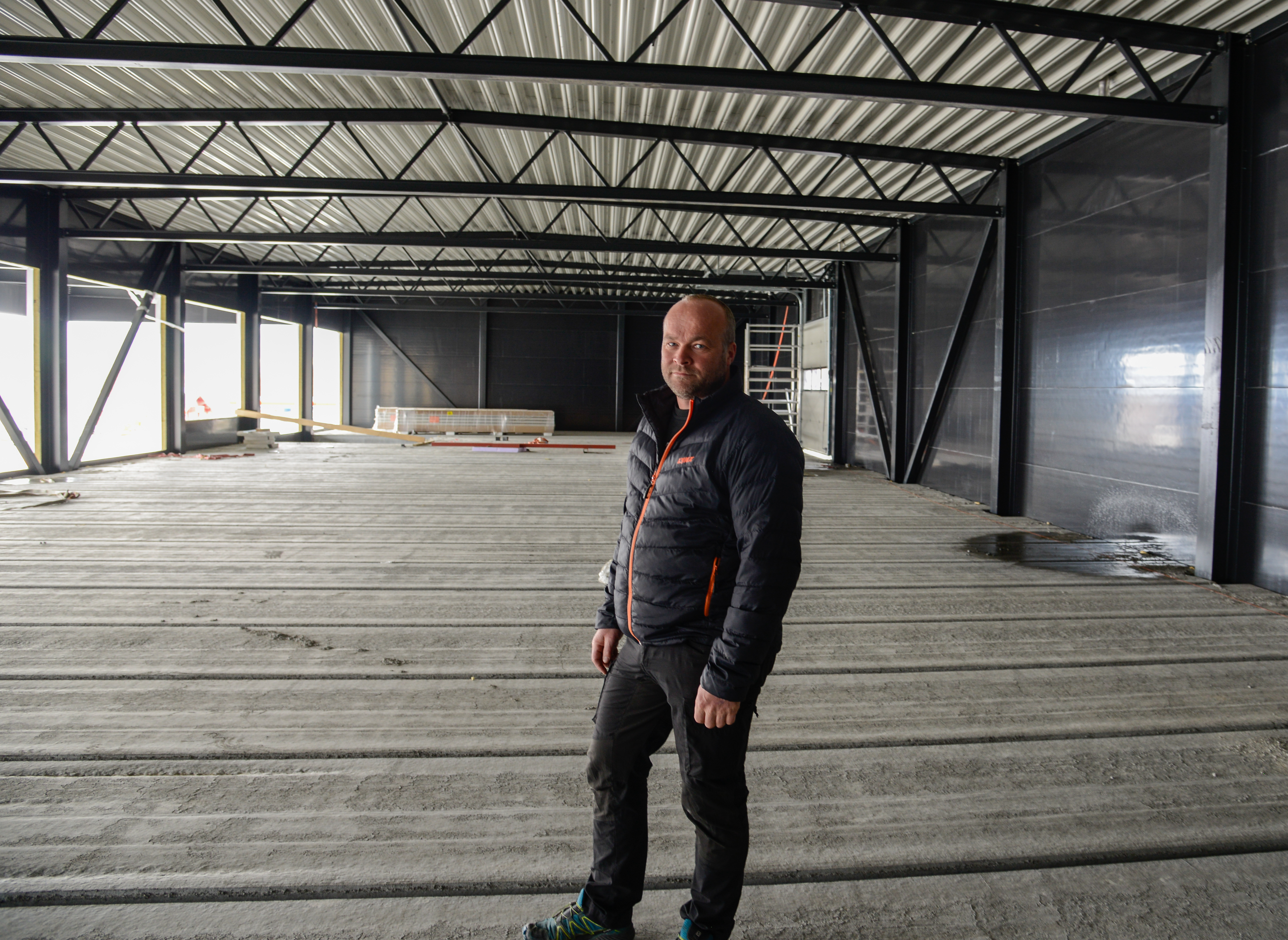 Rune Wangensteen er både salssjef og medeigar i Vang Auto-Service AS, han gler seg til å ferdgistille nybygget og vekse vidare dei neste åra.