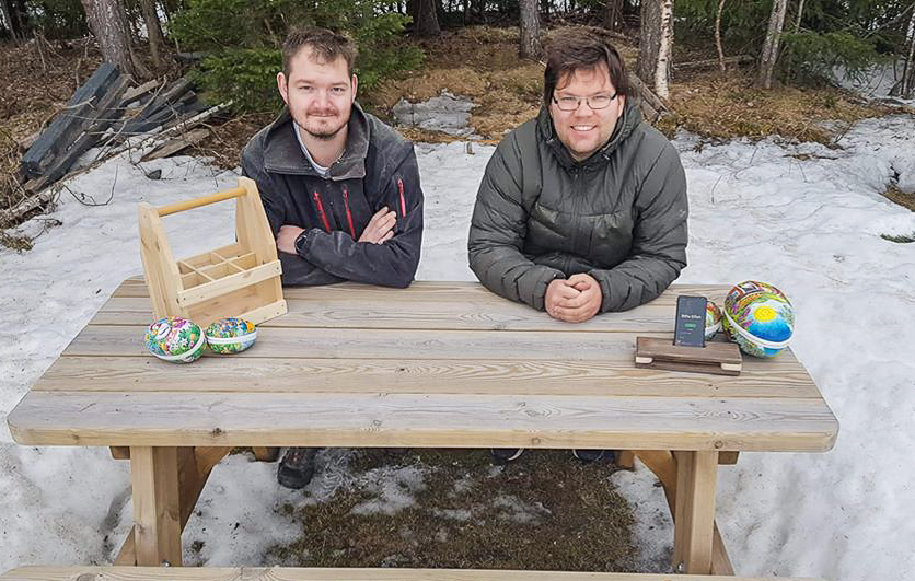 Odd Ivar Kirkeengen og Bjørn-Roger Kjørlien er naboar i Ryfoss og karane bak facebooksida Snikkarbugutadn.