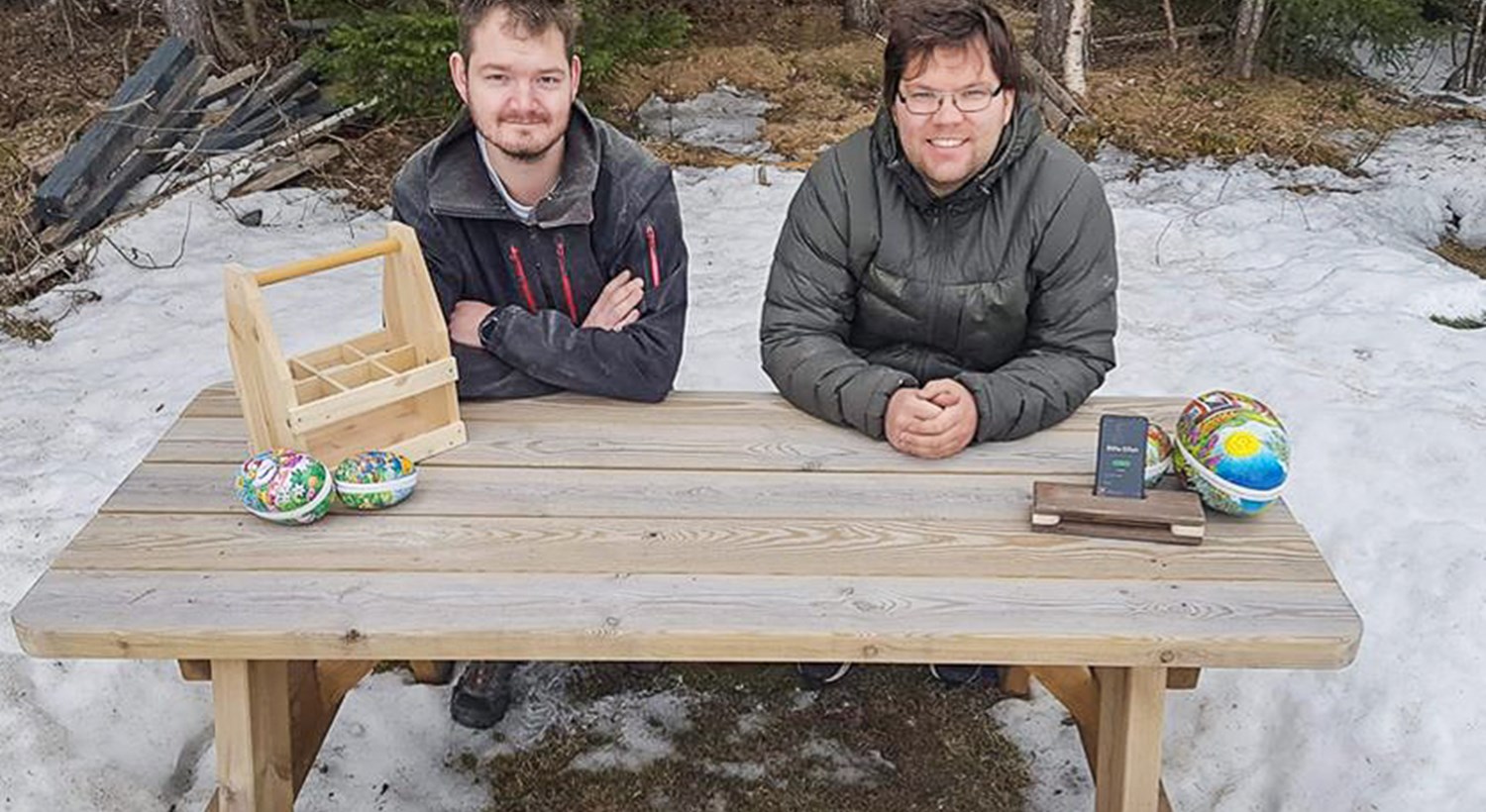 Odd Ivar Kirkeengen og Bjørn-Roger Kjørlien er naboar i Ryfoss og karane bak facebooksida Snikkarbugutadn.