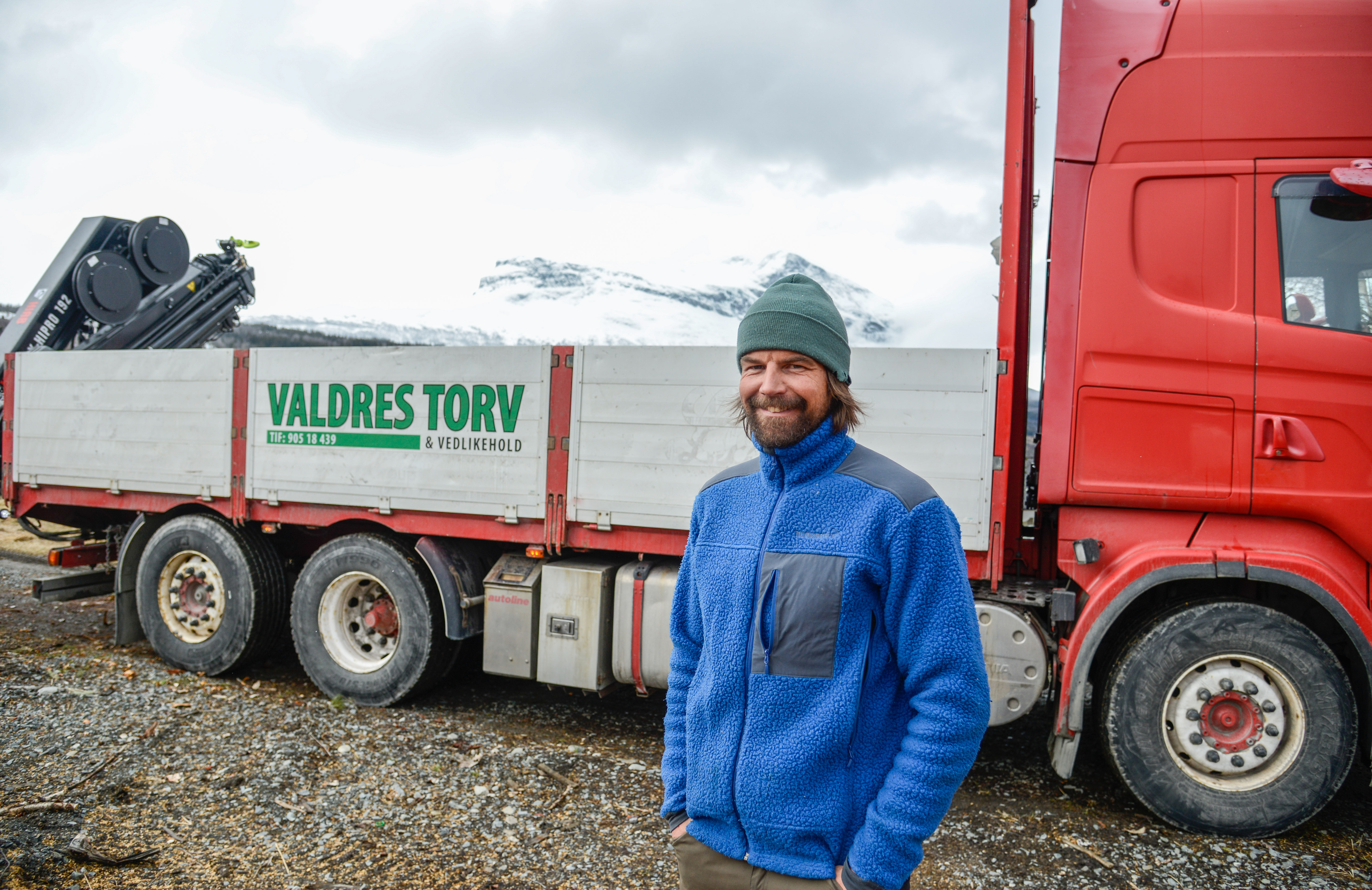 Torgrim Grøv satsar på vedlikehald og nylegging av torvtak med ny kran og nytt firmanamn. Jørgen Haugen er med på laget og saman tilbyr dei eit stort utval tenester.
