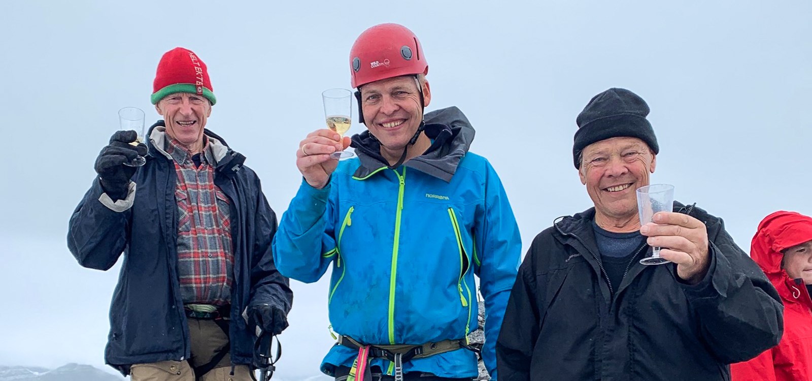 Ralph Høibakk (83), Øystein Opdal og Anders Opdal (82) på toppen av Falketind tysdag 14. juli.