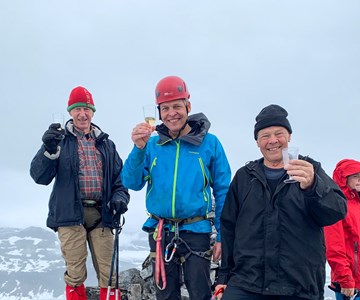 Ralph Høibakk (83), Øystein Opdal og Anders Opdal (82) på toppen av Falketind tysdag 14. juli.
