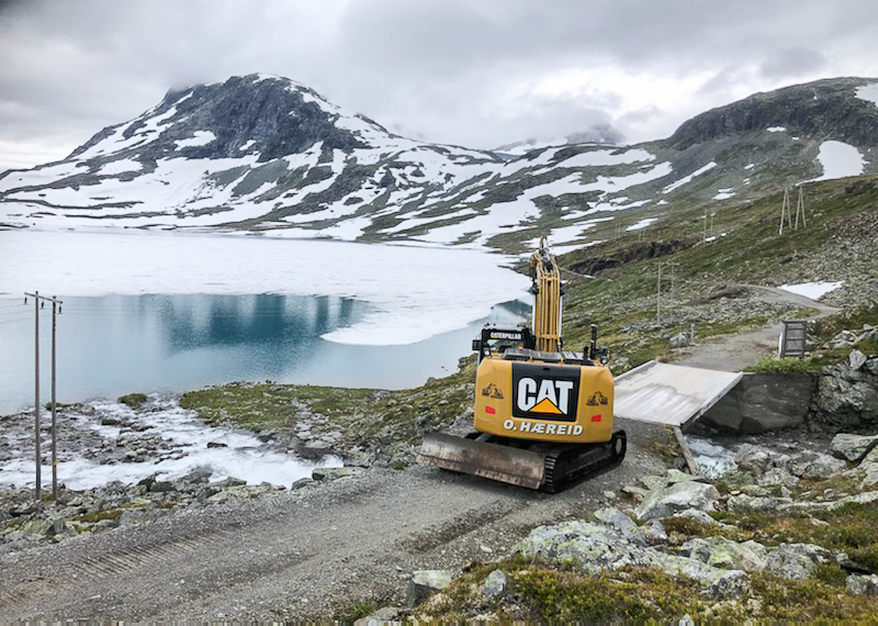 Frå vegen inn i Koldedalen når ein Jotunheimen-klassikarar som Falketind og Uranostinden.
