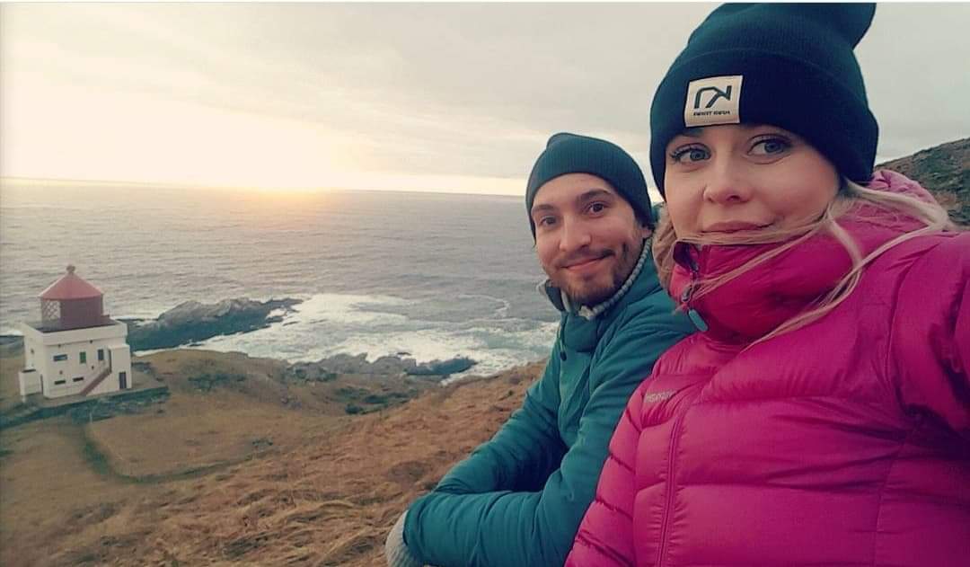 Rune og Dorotea på tur til Runde fyr på Sunnmøre der dei båe er frå. No er dei klare for utfordrande arbeid og aktiv fritid i Vang.