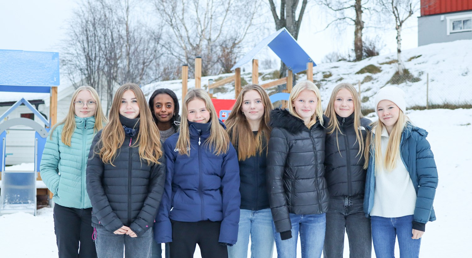 Desse jentene stortrives med å vera superressurs i Høre og Fredheim barnehage! Frå venstre:  Amanda, Elise, Malak, Mia, Elise Vendil, Frøya, Karoline og Ylva.