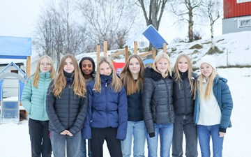 Desse jentene stortrives med å vera superressurs i Høre og Fredheim barnehage! Frå venstre:  Amanda, Elise, Malak, Mia, Elise Vendil, Frøya, Karoline og Ylva.
