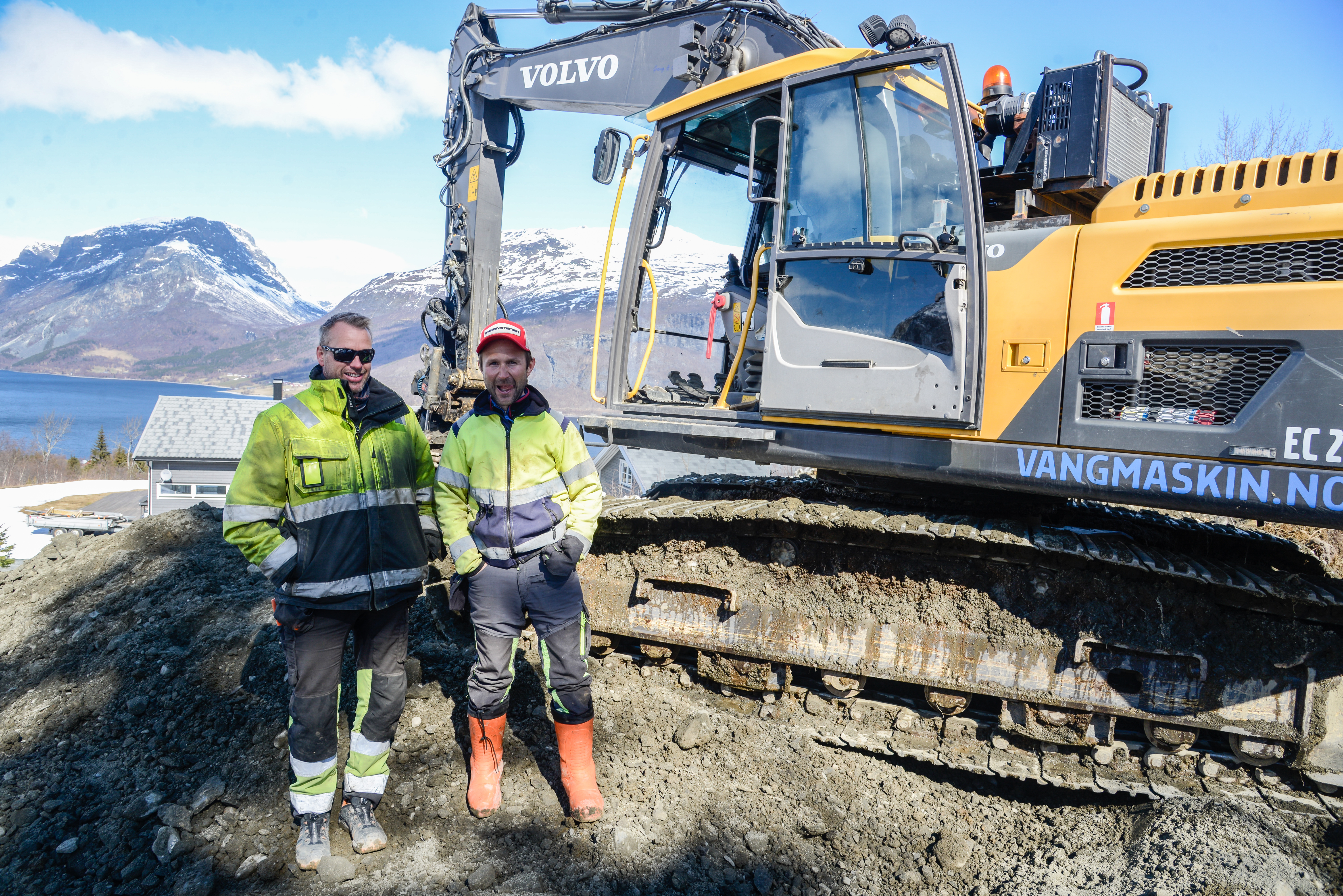 Endre Lunde (t.v.) frå Vang maskin graver no veg til to tomter i Krøsvøllhaugadn der det vert bustadbygging denne sommaren. Grunneigar Øyvind Leine Thune er godt nøgd med interessa for feltet.