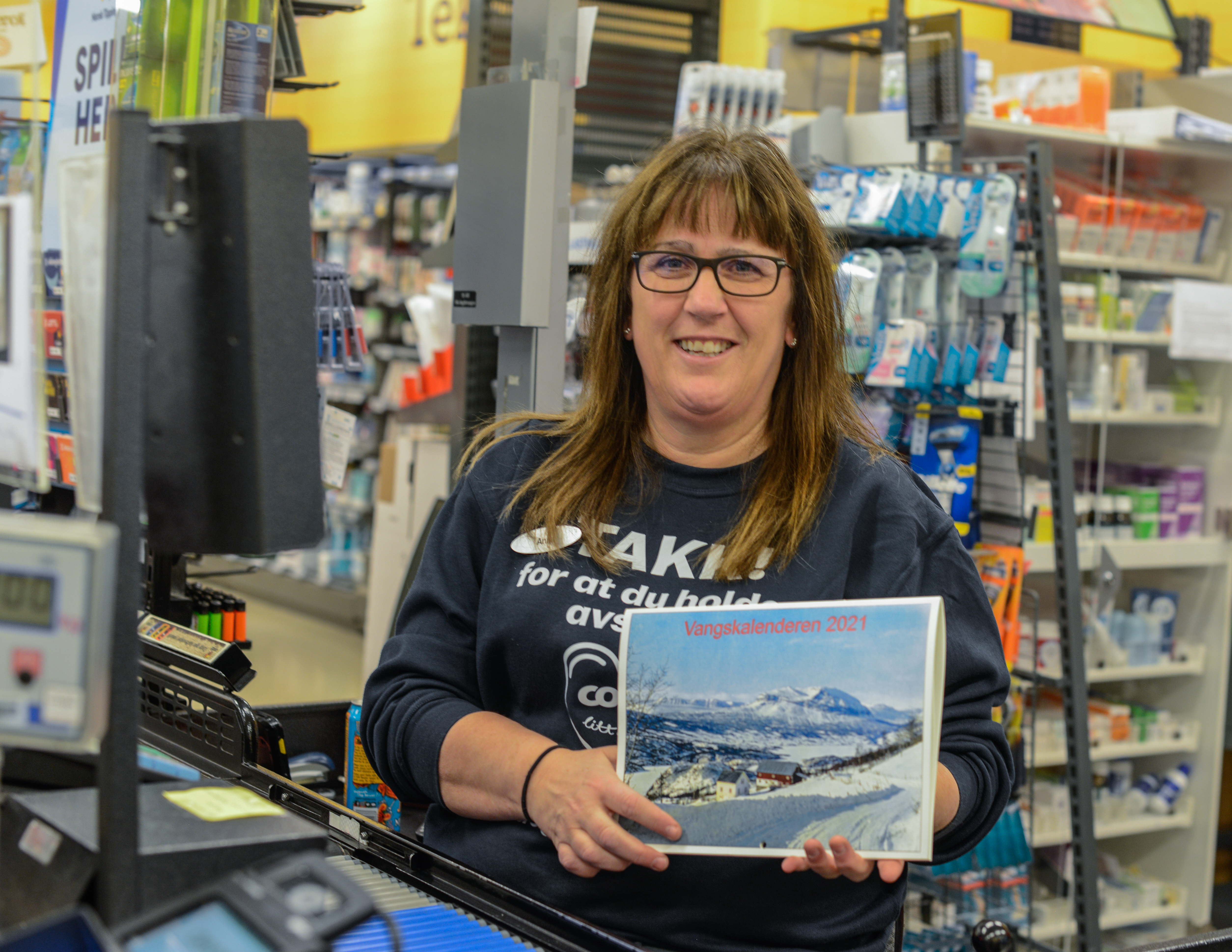 Både Coop Prix Fjellvang, Joker Tyinkrysset, Joker Ryfoss og Norli på Fagernes sel Vangskalenderen 2021 over disk.