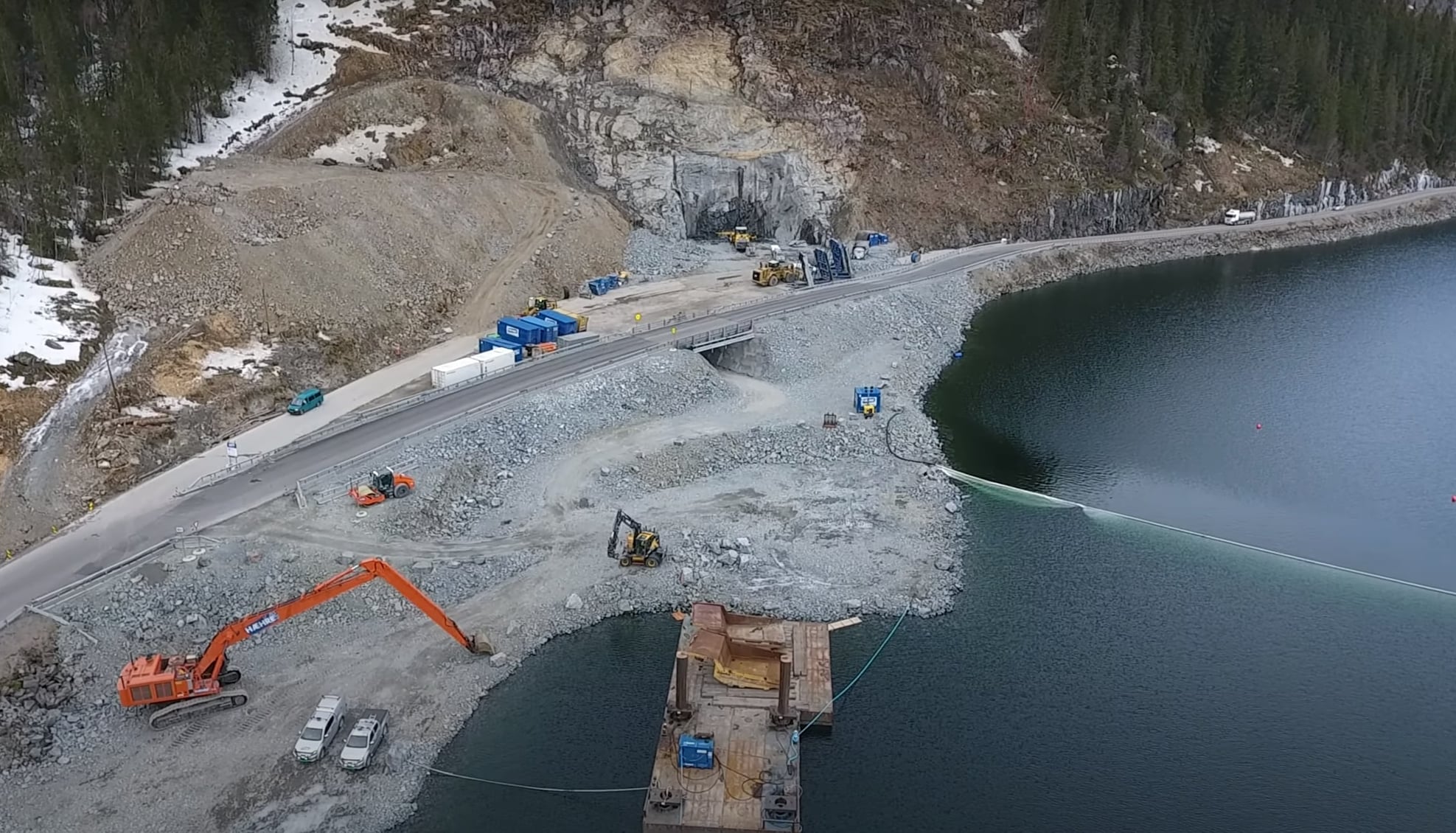 Anleggsbrua gjer at trafikken flyt som normalt på hovudvegen, samstundes som anleggsarbeidet kan halde på uforstyrra. Foto: Statens vegvesen
