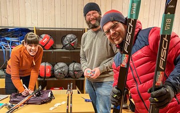Rektor Tor Nordås (til høgre) har fått tjuvteste BUA og lånt ski til elevane ved Vang barne- og ungdomsskule. Frå torsdag kan kven som helst låne utstyr.