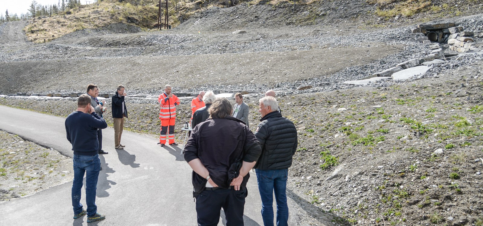 To ordførarar, Statens Vegvesen, JVB, Vang Auto-Service og andre var på plass tysdag for å sjå på løysningar for å få bygd ut Turtnes-Øye.